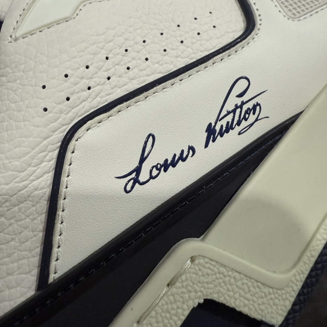 图片[4]-【ZOD版本】Louis Vuitton LV Trainer系列运动休闲板鞋 独家订单，从压花工艺、TPU胶片至大底制作，均采用独立开发的专属模具。定制皮料，细致还原原版纹路与光泽度，真正做到1：1对标原版。 真材实料，毫不妥协——克重与原鞋保持一致，上手一掂便知，原鞋的压手感，扎实分量与质感。市面上许多版本为控制成本，克重往往偏轻很多. 看货说话，真正原汁原味，不惧对比。懂行的大哥请看过来，市面上流通的各个版本任你比对，我们信心十足，静候您的检验。 尺码：35-46-选品中心
