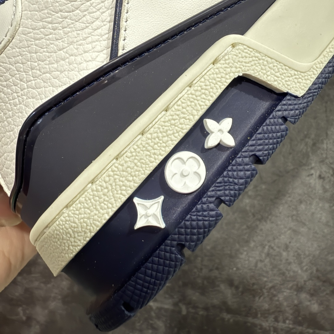 图片[3]-【ZOD版本】Louis Vuitton LV Trainer系列运动休闲板鞋 独家订单，从压花工艺、TPU胶片至大底制作，均采用独立开发的专属模具。定制皮料，细致还原原版纹路与光泽度，真正做到1：1对标原版。 真材实料，毫不妥协——克重与原鞋保持一致，上手一掂便知，原鞋的压手感，扎实分量与质感。市面上许多版本为控制成本，克重往往偏轻很多. 看货说话，真正原汁原味，不惧对比。懂行的大哥请看过来，市面上流通的各个版本任你比对，我们信心十足，静候您的检验。 尺码：35-46-选品中心