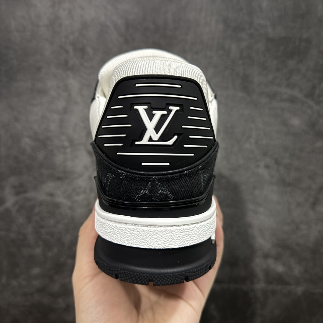 图片[4]-【ZOD版本】Louis Vuitton LV Trainer系列运动休闲板鞋 独家订单，从压花工艺、TPU胶片至大底制作，均采用独立开发的专属模具。定制皮料，细致还原原版纹路与光泽度，真正做到1：1对标原版。 真材实料，毫不妥协——克重与原鞋保持一致，上手一掂便知，原鞋的压手感，扎实分量与质感。市面上许多版本为控制成本，克重往往偏轻很多. 看货说话，真正原汁原味，不惧对比。懂行的大哥请看过来，市面上流通的各个版本任你比对，我们信心十足，静候您的检验。 尺码：35-46-选品中心