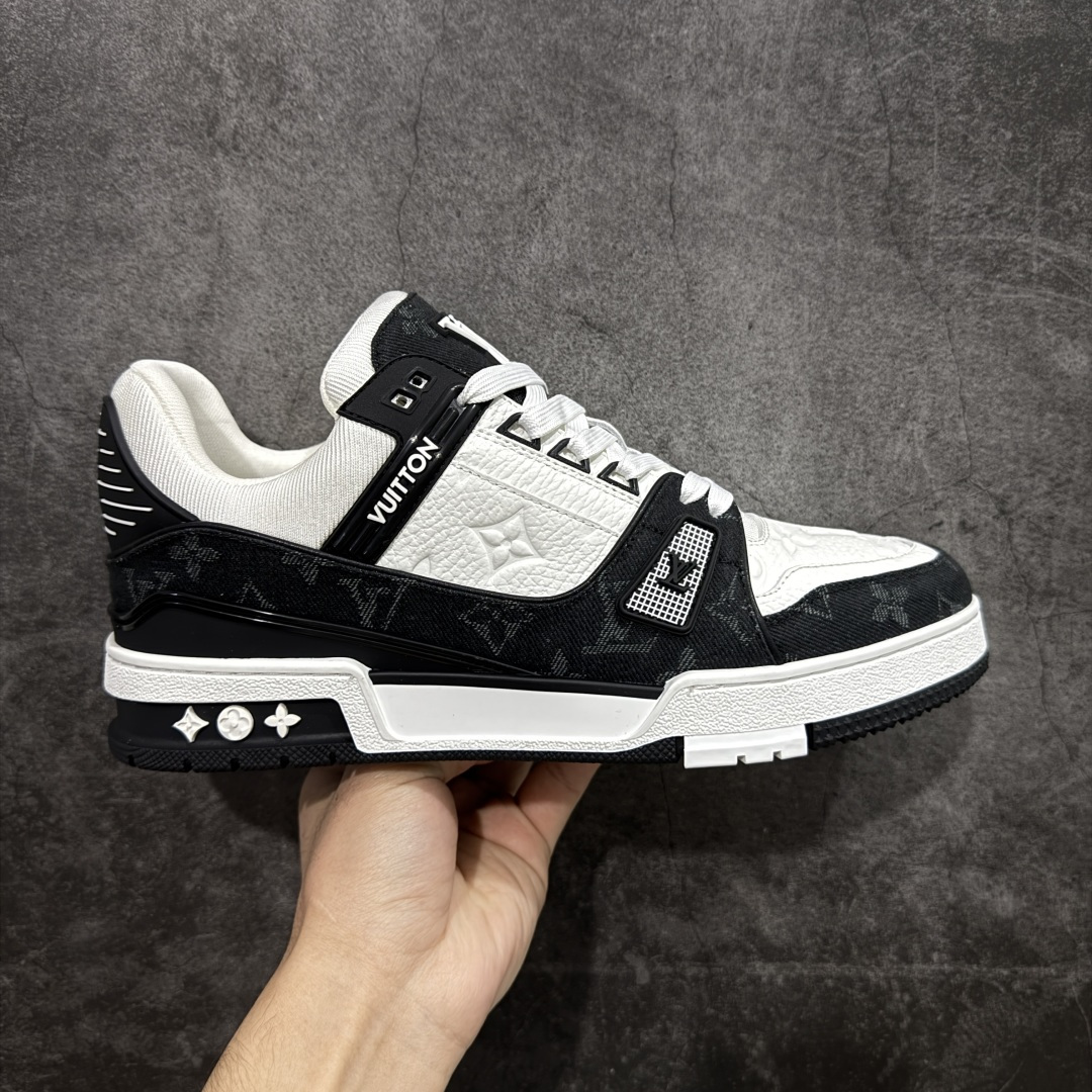 【ZOD版本】Louis Vuitton LV Trainer系列运动休闲板鞋 独家订单,从压花工艺、TPU胶片至大底制作,均采用独立开发的专属模具。定制皮料,细致还原原版纹路与光泽度,真正做到1:1对标原版。 真材实料,毫不妥协——克重与原鞋保持一致,上手一掂便知,原鞋的压手感,扎实分量与质感。市面上许多版本为控制成本,克重往往偏轻很多. 看货说话,真正原汁原味,不惧对比。懂行的大哥请看过来,市面上流通的各个版本任你比对,我们信心十足,静候您的检验。 尺码:35-46-选品中心