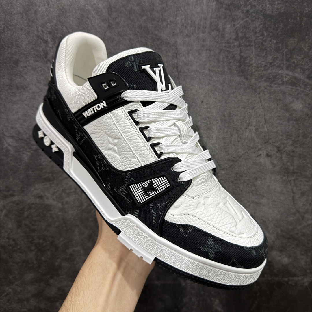 图片[3]-【ZOD版本】Louis Vuitton LV Trainer系列运动休闲板鞋 独家订单，从压花工艺、TPU胶片至大底制作，均采用独立开发的专属模具。定制皮料，细致还原原版纹路与光泽度，真正做到1：1对标原版。 真材实料，毫不妥协——克重与原鞋保持一致，上手一掂便知，原鞋的压手感，扎实分量与质感。市面上许多版本为控制成本，克重往往偏轻很多. 看货说话，真正原汁原味，不惧对比。懂行的大哥请看过来，市面上流通的各个版本任你比对，我们信心十足，静候您的检验。 尺码：35-46-选品中心