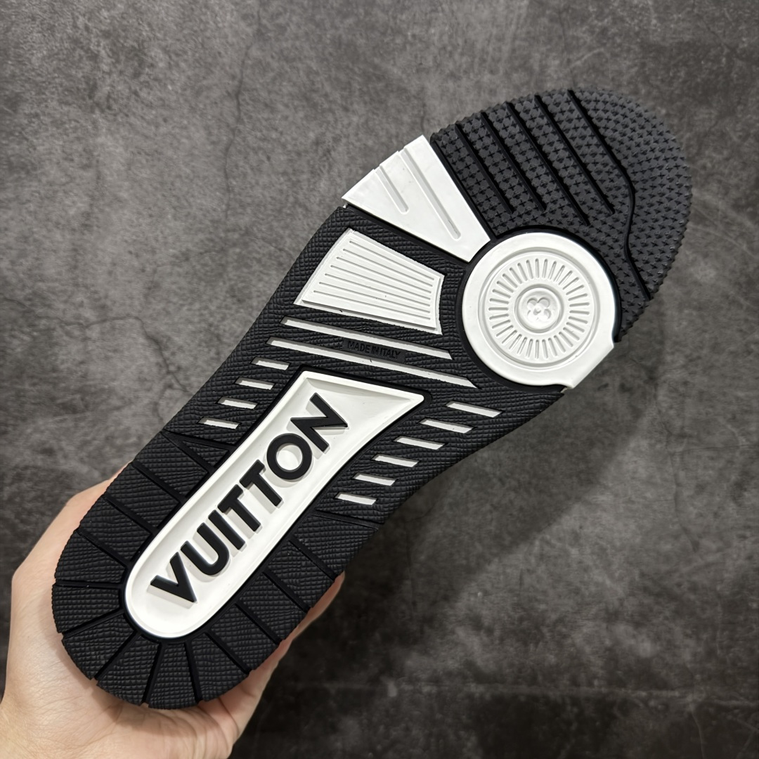 图片[9]-【ZOD版本】Louis Vuitton LV Trainer系列运动休闲板鞋 独家订单，从压花工艺、TPU胶片至大底制作，均采用独立开发的专属模具。定制皮料，细致还原原版纹路与光泽度，真正做到1：1对标原版。 真材实料，毫不妥协——克重与原鞋保持一致，上手一掂便知，原鞋的压手感，扎实分量与质感。市面上许多版本为控制成本，克重往往偏轻很多. 看货说话，真正原汁原味，不惧对比。懂行的大哥请看过来，市面上流通的各个版本任你比对，我们信心十足，静候您的检验。 尺码：35-46-选品中心