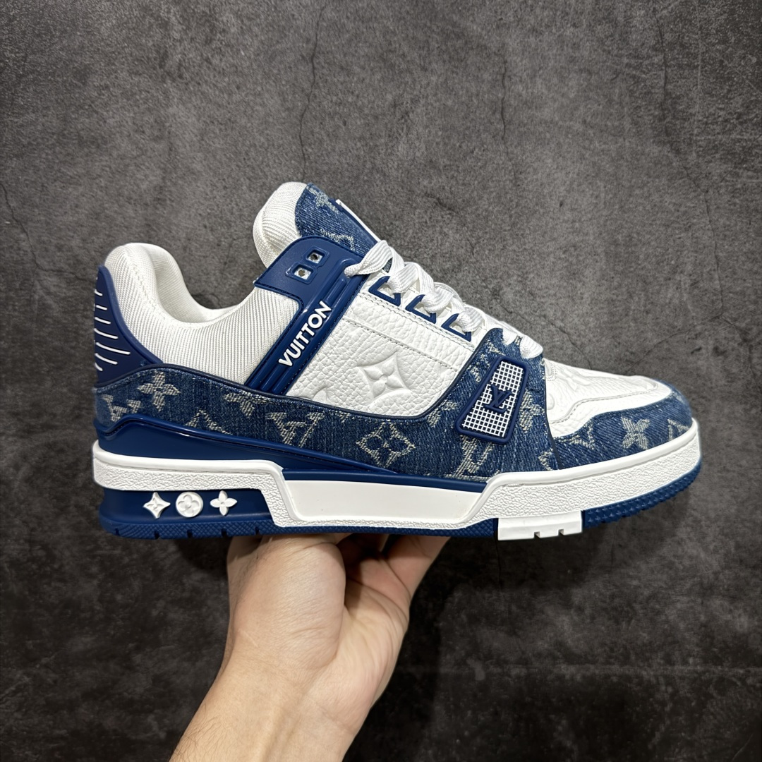 【ZOD版本】Louis Vuitton LV Trainer系列运动休闲板鞋 独家订单,从压花工艺、TPU胶片至大底制作,均采用独立开发的专属模具。定制皮料,细致还原原版纹路与光泽度,真正做到1:1对标原版。 真材实料,毫不妥协——克重与原鞋保持一致,上手一掂便知,原鞋的压手感,扎实分量与质感。市面上许多版本为控制成本,克重往往偏轻很多. 看货说话,真正原汁原味,不惧对比。懂行的大哥请看过来,市面上流通的各个版本任你比对,我们信心十足,静候您的检验。 尺码:35-46-选品中心