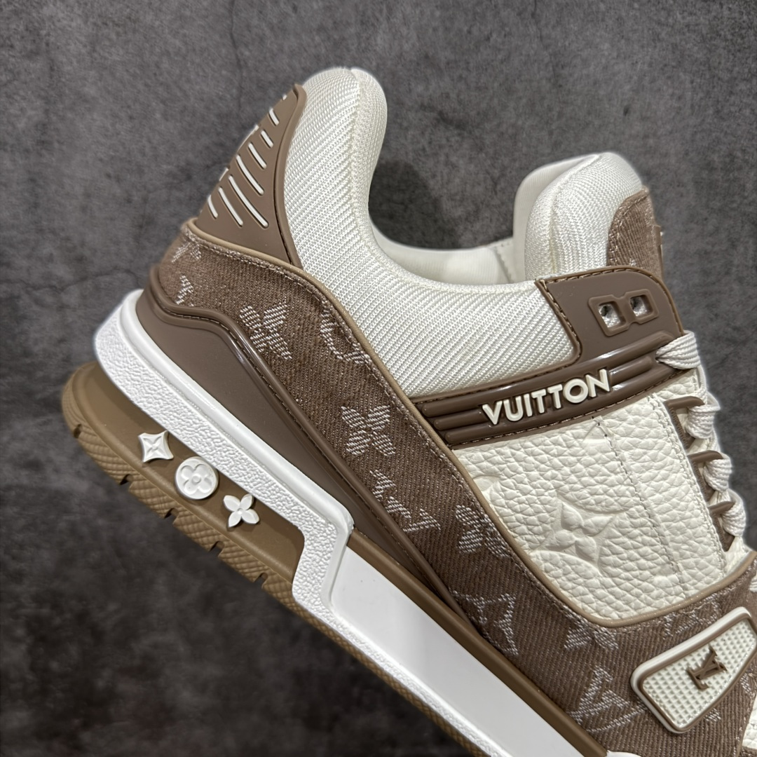 图片[7]-【ZOD版本】Louis Vuitton LV Trainer系列运动休闲板鞋 独家订单，从压花工艺、TPU胶片至大底制作，均采用独立开发的专属模具。定制皮料，细致还原原版纹路与光泽度，真正做到1：1对标原版。 真材实料，毫不妥协——克重与原鞋保持一致，上手一掂便知，原鞋的压手感，扎实分量与质感。市面上许多版本为控制成本，克重往往偏轻很多. 看货说话，真正原汁原味，不惧对比。懂行的大哥请看过来，市面上流通的各个版本任你比对，我们信心十足，静候您的检验。 尺码：35-46-选品中心