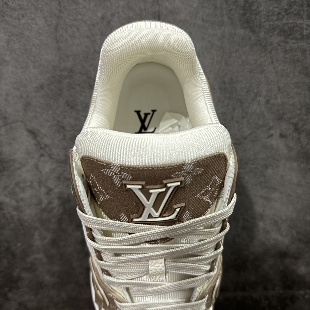 图片[8]-【ZOD版本】Louis Vuitton LV Trainer系列运动休闲板鞋 独家订单，从压花工艺、TPU胶片至大底制作，均采用独立开发的专属模具。定制皮料，细致还原原版纹路与光泽度，真正做到1：1对标原版。 真材实料，毫不妥协——克重与原鞋保持一致，上手一掂便知，原鞋的压手感，扎实分量与质感。市面上许多版本为控制成本，克重往往偏轻很多. 看货说话，真正原汁原味，不惧对比。懂行的大哥请看过来，市面上流通的各个版本任你比对，我们信心十足，静候您的检验。 尺码：35-46-选品中心
