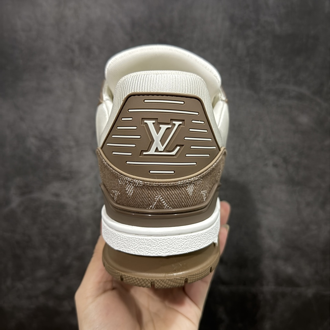 图片[4]-【ZOD版本】Louis Vuitton LV Trainer系列运动休闲板鞋 独家订单，从压花工艺、TPU胶片至大底制作，均采用独立开发的专属模具。定制皮料，细致还原原版纹路与光泽度，真正做到1：1对标原版。 真材实料，毫不妥协——克重与原鞋保持一致，上手一掂便知，原鞋的压手感，扎实分量与质感。市面上许多版本为控制成本，克重往往偏轻很多. 看货说话，真正原汁原味，不惧对比。懂行的大哥请看过来，市面上流通的各个版本任你比对，我们信心十足，静候您的检验。 尺码：35-46-选品中心
