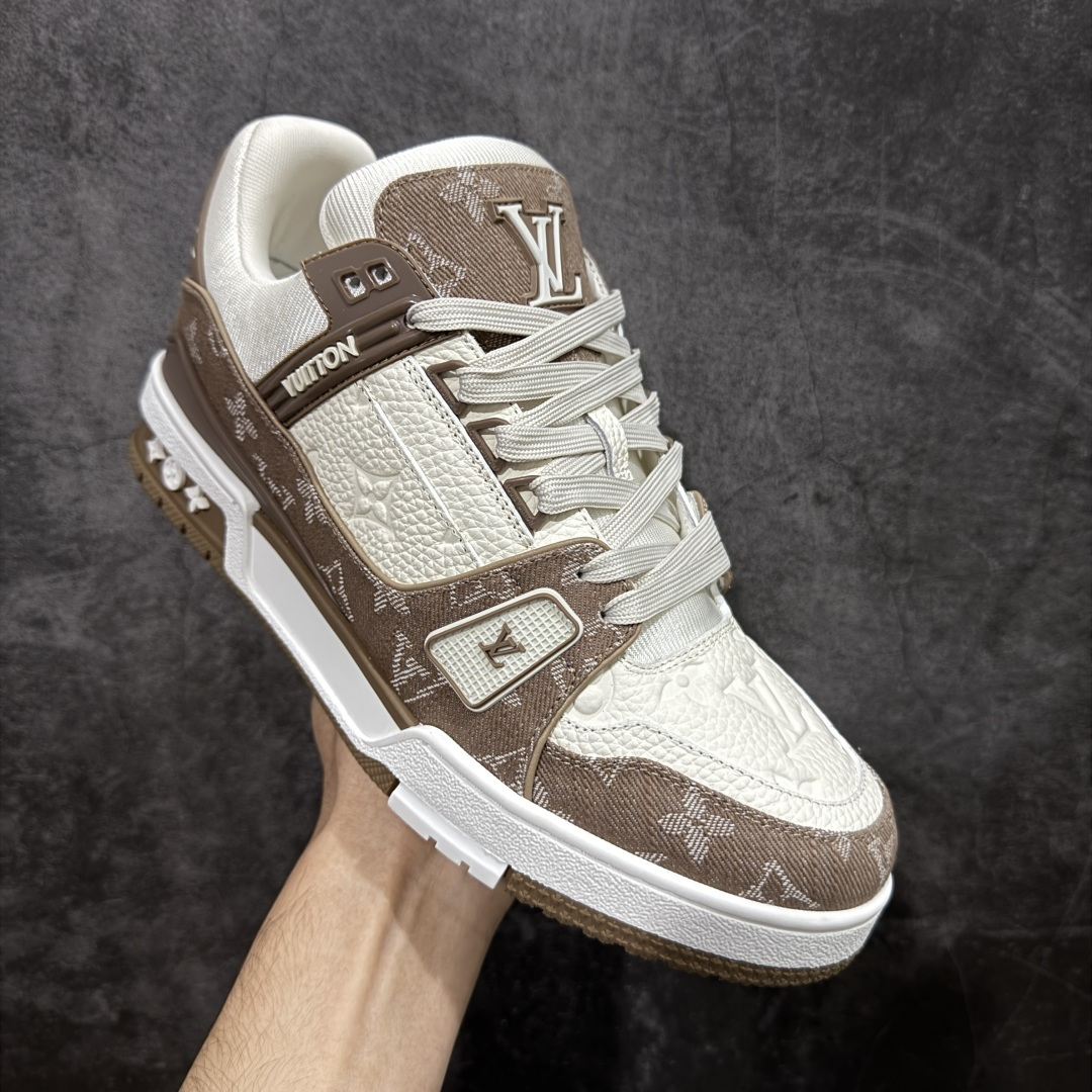 图片[3]-【ZOD版本】Louis Vuitton LV Trainer系列运动休闲板鞋 独家订单，从压花工艺、TPU胶片至大底制作，均采用独立开发的专属模具。定制皮料，细致还原原版纹路与光泽度，真正做到1：1对标原版。 真材实料，毫不妥协——克重与原鞋保持一致，上手一掂便知，原鞋的压手感，扎实分量与质感。市面上许多版本为控制成本，克重往往偏轻很多. 看货说话，真正原汁原味，不惧对比。懂行的大哥请看过来，市面上流通的各个版本任你比对，我们信心十足，静候您的检验。 尺码：35-46-选品中心