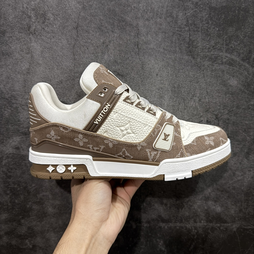 【ZOD版本】Louis Vuitton LV Trainer系列运动休闲板鞋 独家订单,从压花工艺、TPU胶片至大底制作,均采用独立开发的专属模具。定制皮料,细致还原原版纹路与光泽度,真正做到1:1对标原版。 真材实料,毫不妥协——克重与原鞋保持一致,上手一掂便知,原鞋的压手感,扎实分量与质感。市面上许多版本为控制成本,克重往往偏轻很多. 看货说话,真正原汁原味,不惧对比。懂行的大哥请看过来,市面上流通的各个版本任你比对,我们信心十足,静候您的检验。 尺码:35-46-选品中心