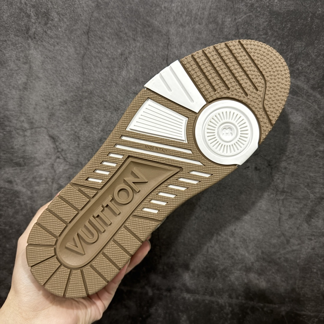 图片[9]-【ZOD版本】Louis Vuitton LV Trainer系列运动休闲板鞋 独家订单，从压花工艺、TPU胶片至大底制作，均采用独立开发的专属模具。定制皮料，细致还原原版纹路与光泽度，真正做到1：1对标原版。 真材实料，毫不妥协——克重与原鞋保持一致，上手一掂便知，原鞋的压手感，扎实分量与质感。市面上许多版本为控制成本，克重往往偏轻很多. 看货说话，真正原汁原味，不惧对比。懂行的大哥请看过来，市面上流通的各个版本任你比对，我们信心十足，静候您的检验。 尺码：35-46-选品中心