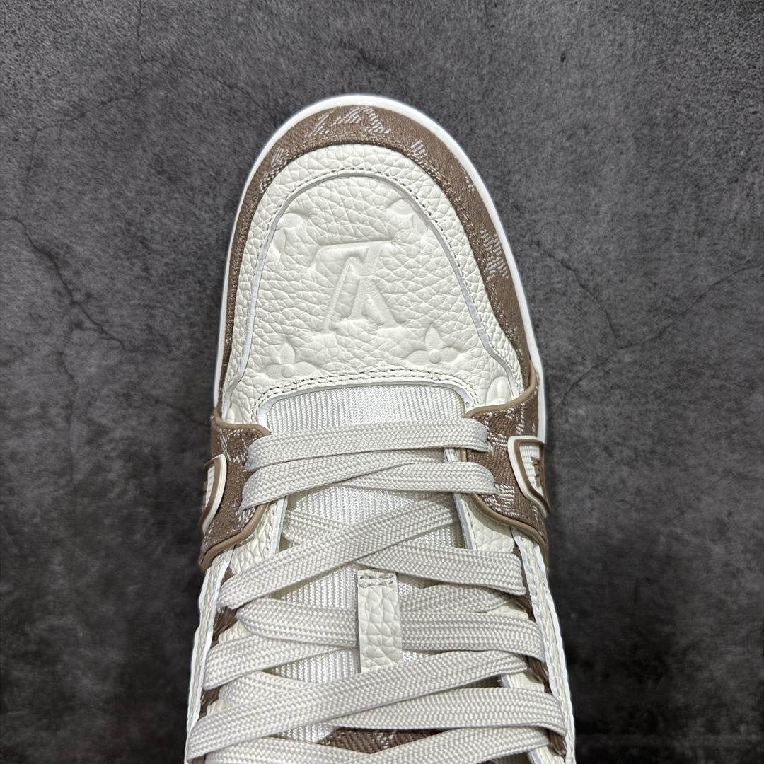 图片[5]-【ZOD版本】Louis Vuitton LV Trainer系列运动休闲板鞋 独家订单，从压花工艺、TPU胶片至大底制作，均采用独立开发的专属模具。定制皮料，细致还原原版纹路与光泽度，真正做到1：1对标原版。 真材实料，毫不妥协——克重与原鞋保持一致，上手一掂便知，原鞋的压手感，扎实分量与质感。市面上许多版本为控制成本，克重往往偏轻很多. 看货说话，真正原汁原味，不惧对比。懂行的大哥请看过来，市面上流通的各个版本任你比对，我们信心十足，静候您的检验。 尺码：35-46-选品中心