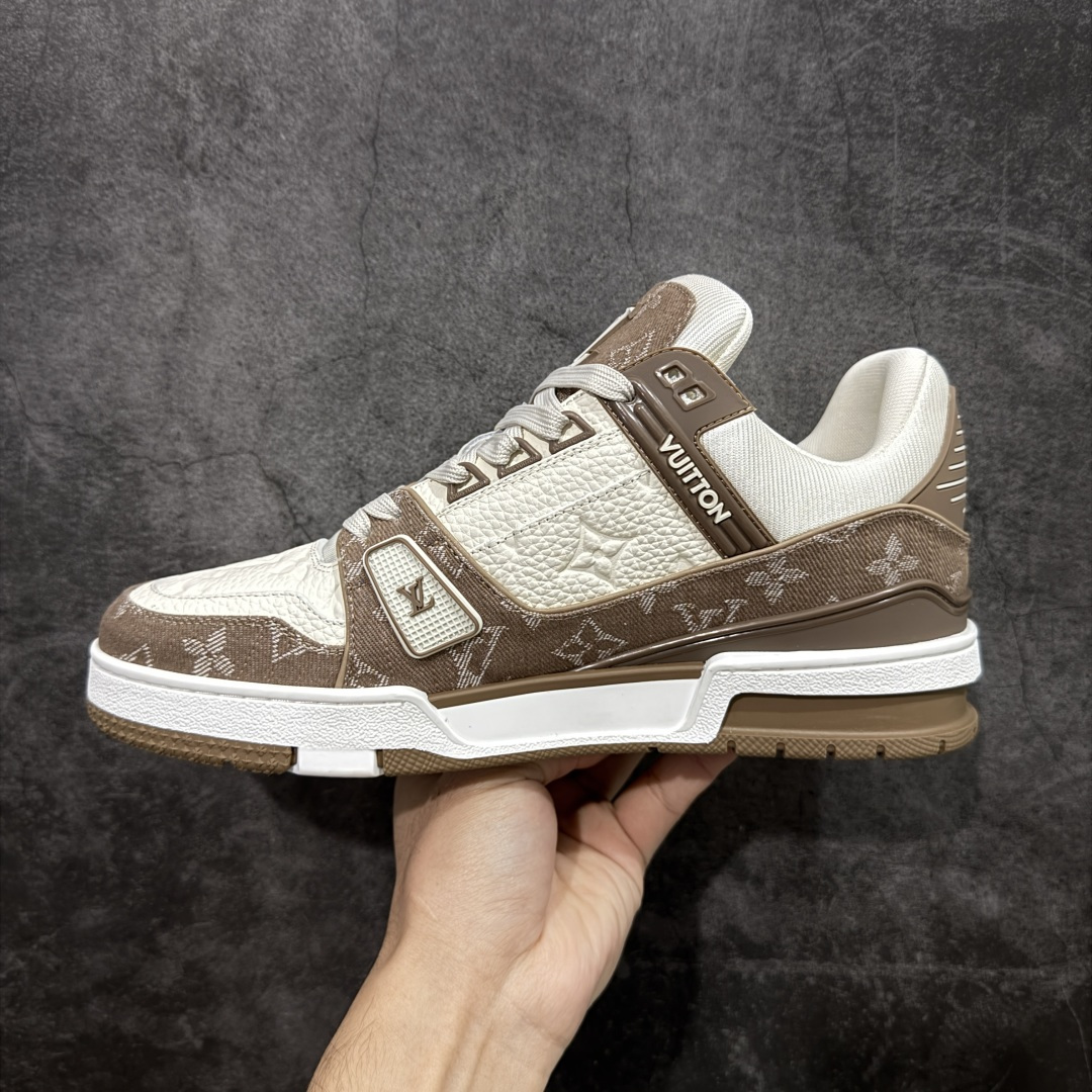 图片[2]-【ZOD版本】Louis Vuitton LV Trainer系列运动休闲板鞋 独家订单，从压花工艺、TPU胶片至大底制作，均采用独立开发的专属模具。定制皮料，细致还原原版纹路与光泽度，真正做到1：1对标原版。 真材实料，毫不妥协——克重与原鞋保持一致，上手一掂便知，原鞋的压手感，扎实分量与质感。市面上许多版本为控制成本，克重往往偏轻很多. 看货说话，真正原汁原味，不惧对比。懂行的大哥请看过来，市面上流通的各个版本任你比对，我们信心十足，静候您的检验。 尺码：35-46-选品中心