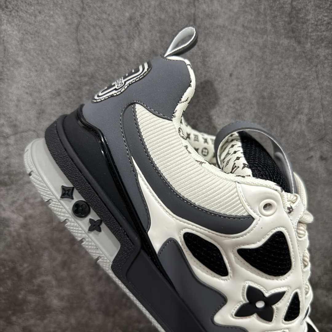 图片[7]-【YS纯原】广奢高端货 LV Skate 系列 滑板鞋 ✦ 原楦原纸版开模，鞋型立体饱满 ✦ 零毛边、零溢胶、零线头瑕疵 ✦ 细节与原版一致 区分市面通货 ✦ 多层叠片＋电脑针车，针距密度一致 ✦ Monogram浮雕＋3D高频压纹 ✦ 多密度发泡中底：支撑回弹媲美专柜 ✦ 原装橡胶大底：含胶量高、纹路深、双拼接零偏差 ✦ ZP级原装包装：专柜款鞋盒＋防尘袋＋说明书 尺码：35–47-选品中心