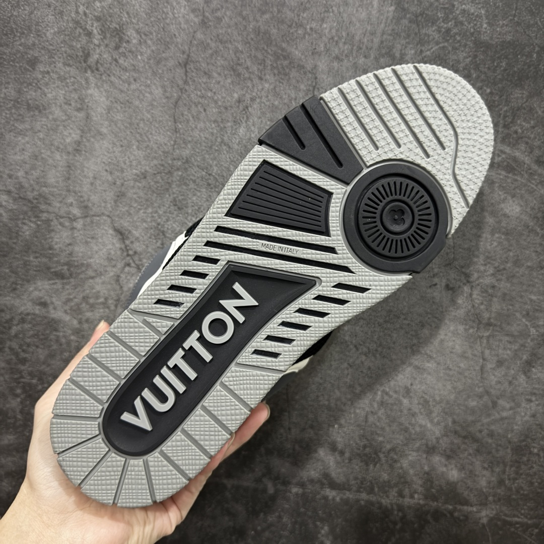 图片[9]-【YS纯原】广奢高端货 LV Skate 系列 滑板鞋 ✦ 原楦原纸版开模，鞋型立体饱满 ✦ 零毛边、零溢胶、零线头瑕疵 ✦ 细节与原版一致 区分市面通货 ✦ 多层叠片＋电脑针车，针距密度一致 ✦ Monogram浮雕＋3D高频压纹 ✦ 多密度发泡中底：支撑回弹媲美专柜 ✦ 原装橡胶大底：含胶量高、纹路深、双拼接零偏差 ✦ ZP级原装包装：专柜款鞋盒＋防尘袋＋说明书 尺码：35–47-选品中心