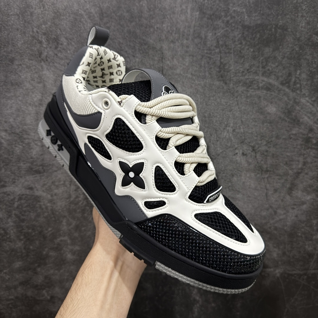 图片[3]-【YS纯原】广奢高端货 LV Skate 系列 滑板鞋 ✦ 原楦原纸版开模，鞋型立体饱满 ✦ 零毛边、零溢胶、零线头瑕疵 ✦ 细节与原版一致 区分市面通货 ✦ 多层叠片＋电脑针车，针距密度一致 ✦ Monogram浮雕＋3D高频压纹 ✦ 多密度发泡中底：支撑回弹媲美专柜 ✦ 原装橡胶大底：含胶量高、纹路深、双拼接零偏差 ✦ ZP级原装包装：专柜款鞋盒＋防尘袋＋说明书 尺码：35–47-选品中心