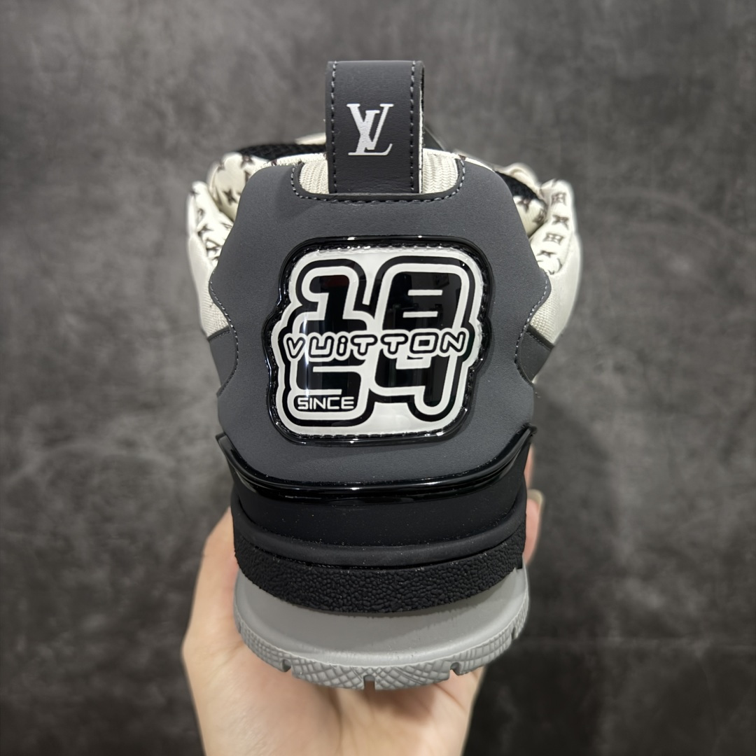 图片[4]-【YS纯原】广奢高端货 LV Skate 系列 滑板鞋 ✦ 原楦原纸版开模，鞋型立体饱满 ✦ 零毛边、零溢胶、零线头瑕疵 ✦ 细节与原版一致 区分市面通货 ✦ 多层叠片＋电脑针车，针距密度一致 ✦ Monogram浮雕＋3D高频压纹 ✦ 多密度发泡中底：支撑回弹媲美专柜 ✦ 原装橡胶大底：含胶量高、纹路深、双拼接零偏差 ✦ ZP级原装包装：专柜款鞋盒＋防尘袋＋说明书 尺码：35–47-选品中心