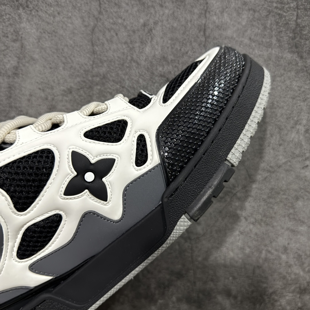 图片[6]-【YS纯原】广奢高端货 LV Skate 系列 滑板鞋 ✦ 原楦原纸版开模，鞋型立体饱满 ✦ 零毛边、零溢胶、零线头瑕疵 ✦ 细节与原版一致 区分市面通货 ✦ 多层叠片＋电脑针车，针距密度一致 ✦ Monogram浮雕＋3D高频压纹 ✦ 多密度发泡中底：支撑回弹媲美专柜 ✦ 原装橡胶大底：含胶量高、纹路深、双拼接零偏差 ✦ ZP级原装包装：专柜款鞋盒＋防尘袋＋说明书 尺码：35–47-选品中心