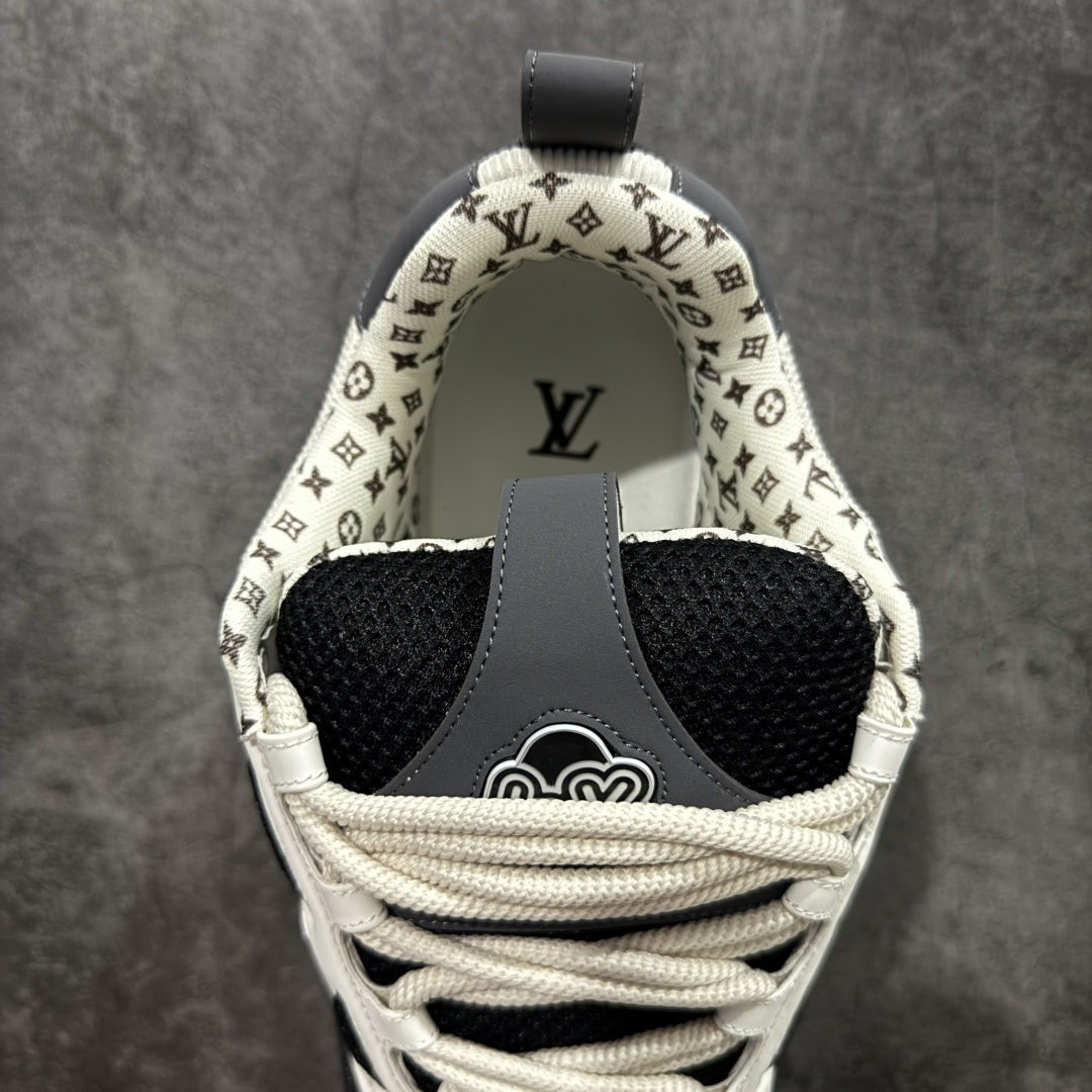 图片[8]-【YS纯原】广奢高端货 LV Skate 系列 滑板鞋 ✦ 原楦原纸版开模，鞋型立体饱满 ✦ 零毛边、零溢胶、零线头瑕疵 ✦ 细节与原版一致 区分市面通货 ✦ 多层叠片＋电脑针车，针距密度一致 ✦ Monogram浮雕＋3D高频压纹 ✦ 多密度发泡中底：支撑回弹媲美专柜 ✦ 原装橡胶大底：含胶量高、纹路深、双拼接零偏差 ✦ ZP级原装包装：专柜款鞋盒＋防尘袋＋说明书 尺码：35–47-选品中心