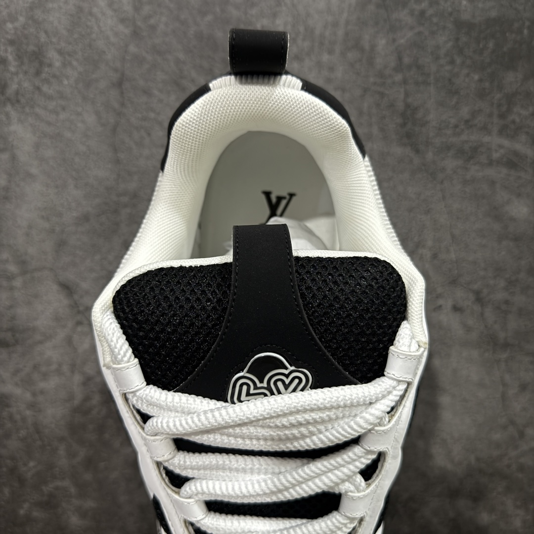 图片[8]-【YS纯原】广奢高端货 LV Skate 系列 滑板鞋 ✦ 原楦原纸版开模，鞋型立体饱满 ✦ 零毛边、零溢胶、零线头瑕疵 ✦ 细节与原版一致 区分市面通货 ✦ 多层叠片＋电脑针车，针距密度一致 ✦ Monogram浮雕＋3D高频压纹 ✦ 多密度发泡中底：支撑回弹媲美专柜 ✦ 原装橡胶大底：含胶量高、纹路深、双拼接零偏差 ✦ ZP级原装包装：专柜款鞋盒＋防尘袋＋说明书 尺码：35–47-选品中心