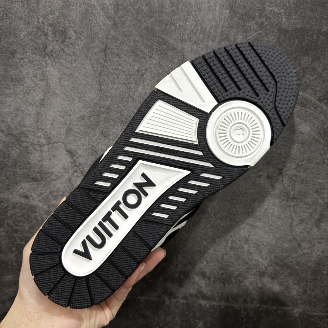 图片[9]-【YS纯原】广奢高端货 LV Skate 系列 滑板鞋 ✦ 原楦原纸版开模，鞋型立体饱满 ✦ 零毛边、零溢胶、零线头瑕疵 ✦ 细节与原版一致 区分市面通货 ✦ 多层叠片＋电脑针车，针距密度一致 ✦ Monogram浮雕＋3D高频压纹 ✦ 多密度发泡中底：支撑回弹媲美专柜 ✦ 原装橡胶大底：含胶量高、纹路深、双拼接零偏差 ✦ ZP级原装包装：专柜款鞋盒＋防尘袋＋说明书 尺码：35–47-选品中心