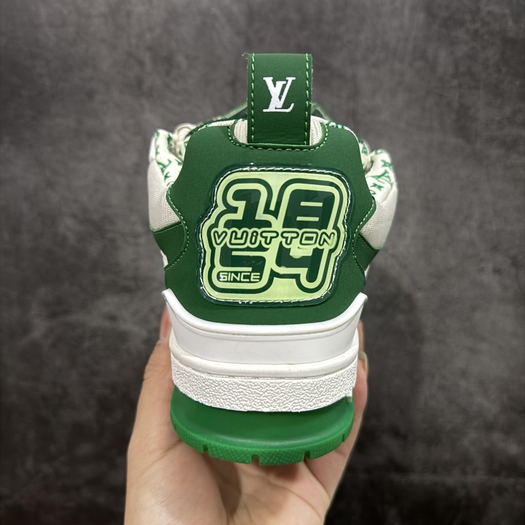 图片[4]-【YS纯原】广奢高端货 LV Skate 系列 滑板鞋 ✦ 原楦原纸版开模，鞋型立体饱满 ✦ 零毛边、零溢胶、零线头瑕疵 ✦ 细节与原版一致 区分市面通货 ✦ 多层叠片＋电脑针车，针距密度一致 ✦ Monogram浮雕＋3D高频压纹 ✦ 多密度发泡中底：支撑回弹媲美专柜 ✦ 原装橡胶大底：含胶量高、纹路深、双拼接零偏差 ✦ ZP级原装包装：专柜款鞋盒＋防尘袋＋说明书 尺码：35–47-选品中心