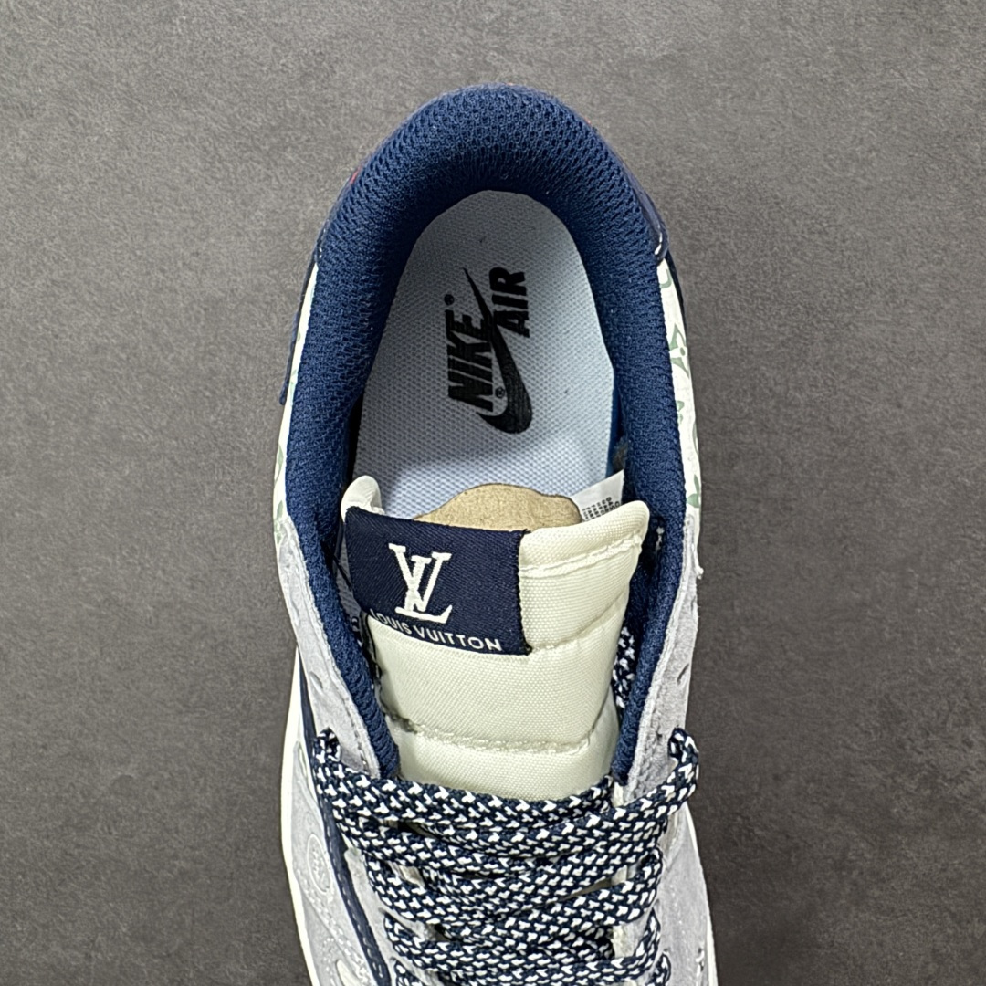 图片[7]-【定制版】Travis Scott x Fragment Design x Jordan Air Jordan 1 Low OG SP “LV联名——会蓝猪八鬼脸” 多方联名合作融合了Travi翻毛蓝勾s Scott 独特的音乐风格，藤原浩个性的设计风格以及Jordan品牌的经典元素 使其成为一双具有独特身份和价值的鞋子 清新而立体的外观加上联名标识更突出了其独特身份 这种配色方案显示出活力和时尚感 在视觉上引人注目 鞋身的质感和细腻的细节处理使其显得高端而格调十足 这款“倒钩”联名是设计与创意完美结合 融合多方的个性风格是一款备受瞩目的潮流鞋款 低帮休闲板鞋 定制鞋盒 大厂纯原品质出货 超高清洁度 皮料切割干净无任何毛边 细节完美 货号：DZ5899-035 尺码：36 36.5 37.5 38 38.5 39 40 40.5 41 42 42.5 43 44 44.5 45 编码：HXSB330340-选品中心