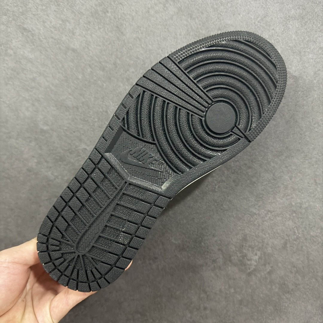 图片[9]-【定制版】Travis Scott x Fragment Design x Jordan Air Jordan 1 Low OG SP “LV联名——会蓝猪八鬼脸” 多方联名合作融合了Travi翻毛蓝勾s Scott 独特的音乐风格，藤原浩个性的设计风格以及Jordan品牌的经典元素 使其成为一双具有独特身份和价值的鞋子 清新而立体的外观加上联名标识更突出了其独特身份 这种配色方案显示出活力和时尚感 在视觉上引人注目 鞋身的质感和细腻的细节处理使其显得高端而格调十足 这款“倒钩”联名是设计与创意完美结合 融合多方的个性风格是一款备受瞩目的潮流鞋款 低帮休闲板鞋 定制鞋盒 大厂纯原品质出货 超高清洁度 皮料切割干净无任何毛边 细节完美 货号：DZ5899-035 尺码：36 36.5 37.5 38 38.5 39 40 40.5 41 42 42.5 43 44 44.5 45 编码：HXSB330340-选品中心