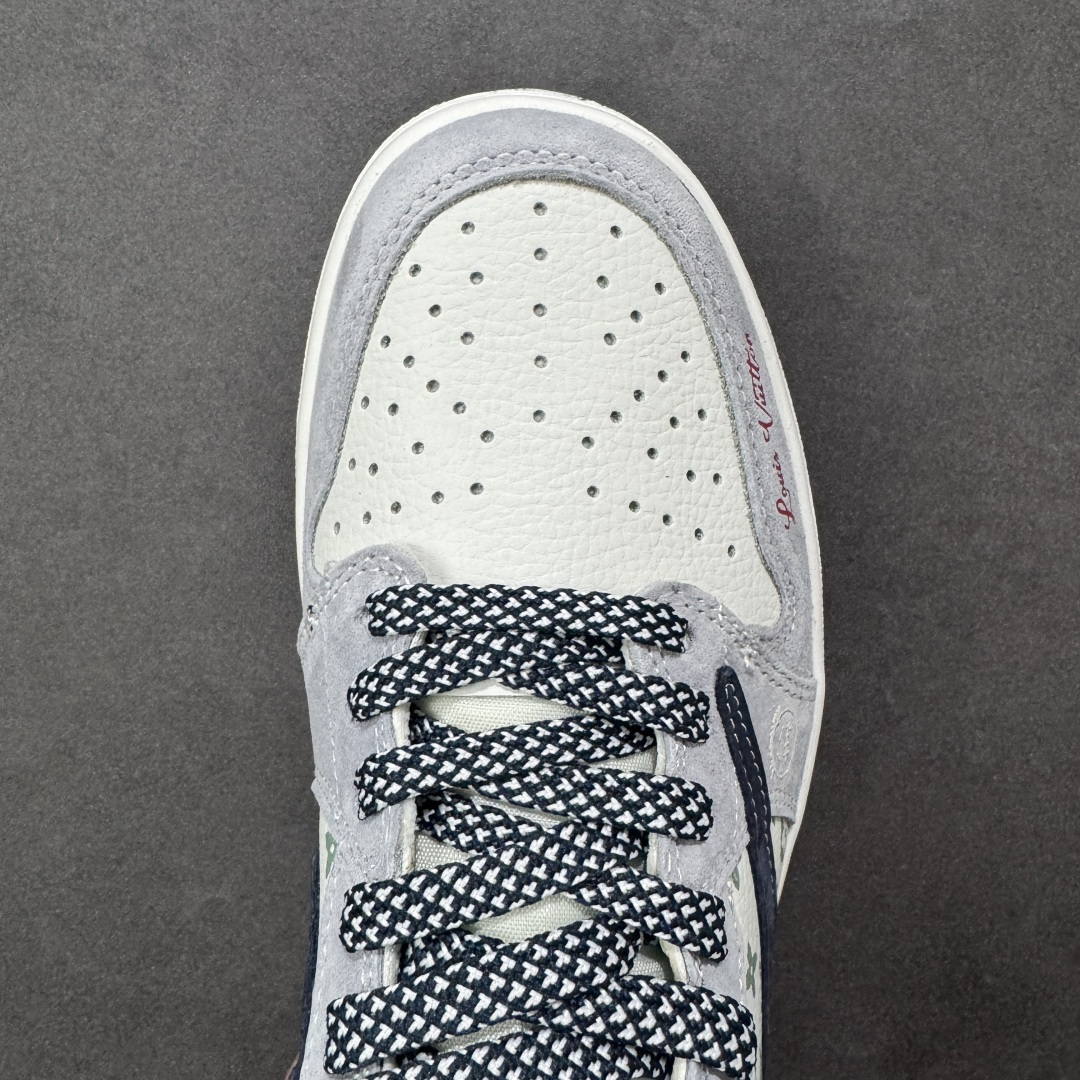 图片[8]-【定制版】Travis Scott x Fragment Design x Jordan Air Jordan 1 Low OG SP “LV联名——会蓝猪八鬼脸” 多方联名合作融合了Travi翻毛蓝勾s Scott 独特的音乐风格，藤原浩个性的设计风格以及Jordan品牌的经典元素 使其成为一双具有独特身份和价值的鞋子 清新而立体的外观加上联名标识更突出了其独特身份 这种配色方案显示出活力和时尚感 在视觉上引人注目 鞋身的质感和细腻的细节处理使其显得高端而格调十足 这款“倒钩”联名是设计与创意完美结合 融合多方的个性风格是一款备受瞩目的潮流鞋款 低帮休闲板鞋 定制鞋盒 大厂纯原品质出货 超高清洁度 皮料切割干净无任何毛边 细节完美 货号：DZ5899-035 尺码：36 36.5 37.5 38 38.5 39 40 40.5 41 42 42.5 43 44 44.5 45 编码：HXSB330340-选品中心