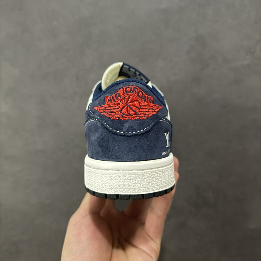图片[4]-【定制版】Travis Scott x Fragment Design x Jordan Air Jordan 1 Low OG SP “LV联名——会蓝猪八鬼脸” 多方联名合作融合了Travi翻毛蓝勾s Scott 独特的音乐风格，藤原浩个性的设计风格以及Jordan品牌的经典元素 使其成为一双具有独特身份和价值的鞋子 清新而立体的外观加上联名标识更突出了其独特身份 这种配色方案显示出活力和时尚感 在视觉上引人注目 鞋身的质感和细腻的细节处理使其显得高端而格调十足 这款“倒钩”联名是设计与创意完美结合 融合多方的个性风格是一款备受瞩目的潮流鞋款 低帮休闲板鞋 定制鞋盒 大厂纯原品质出货 超高清洁度 皮料切割干净无任何毛边 细节完美 货号：DZ5899-035 尺码：36 36.5 37.5 38 38.5 39 40 40.5 41 42 42.5 43 44 44.5 45 编码：HXSB330340-选品中心