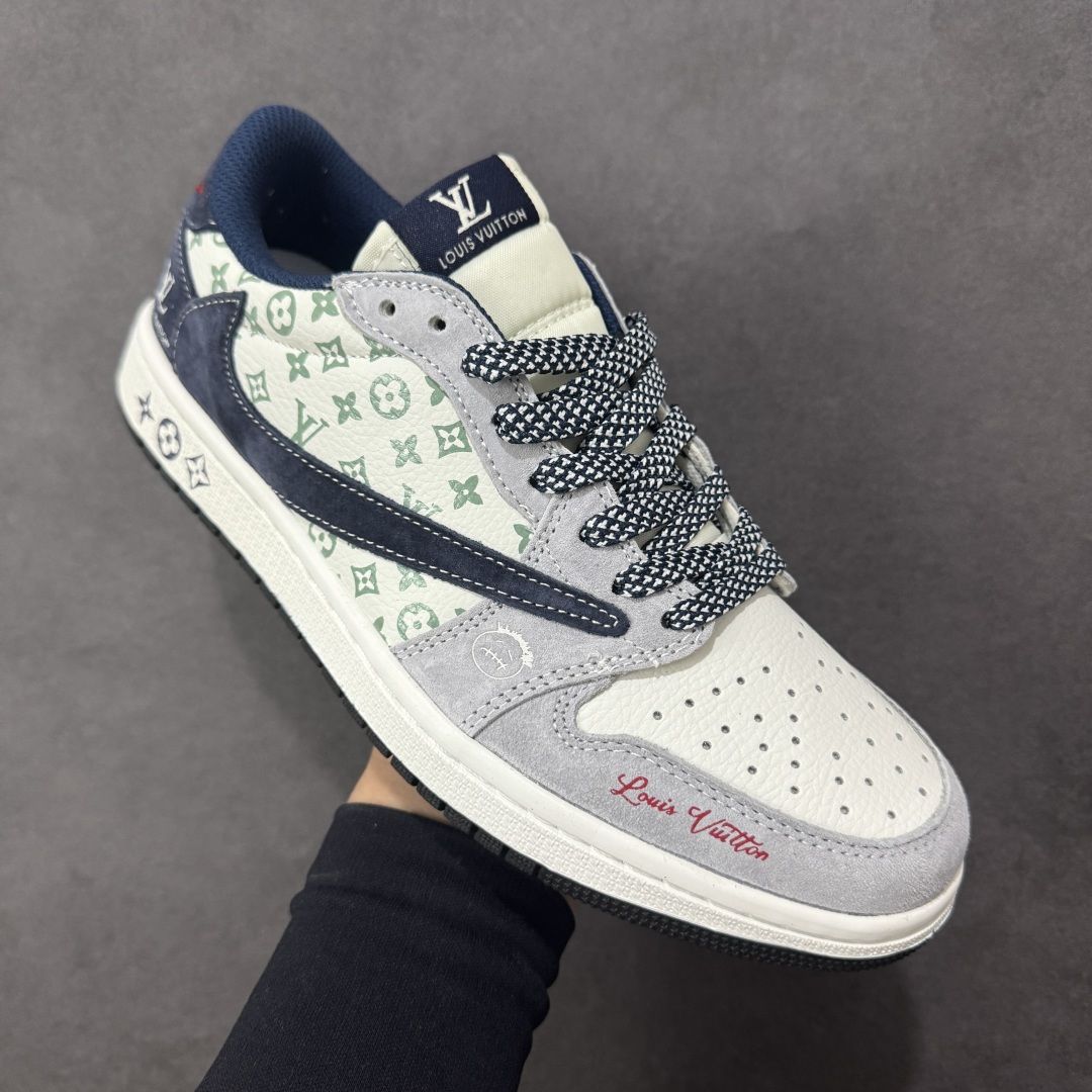 图片[3]-【定制版】Travis Scott x Fragment Design x Jordan Air Jordan 1 Low OG SP “LV联名——会蓝猪八鬼脸” 多方联名合作融合了Travi翻毛蓝勾s Scott 独特的音乐风格，藤原浩个性的设计风格以及Jordan品牌的经典元素 使其成为一双具有独特身份和价值的鞋子 清新而立体的外观加上联名标识更突出了其独特身份 这种配色方案显示出活力和时尚感 在视觉上引人注目 鞋身的质感和细腻的细节处理使其显得高端而格调十足 这款“倒钩”联名是设计与创意完美结合 融合多方的个性风格是一款备受瞩目的潮流鞋款 低帮休闲板鞋 定制鞋盒 大厂纯原品质出货 超高清洁度 皮料切割干净无任何毛边 细节完美 货号：DZ5899-035 尺码：36 36.5 37.5 38 38.5 39 40 40.5 41 42 42.5 43 44 44.5 45 编码：HXSB330340-选品中心