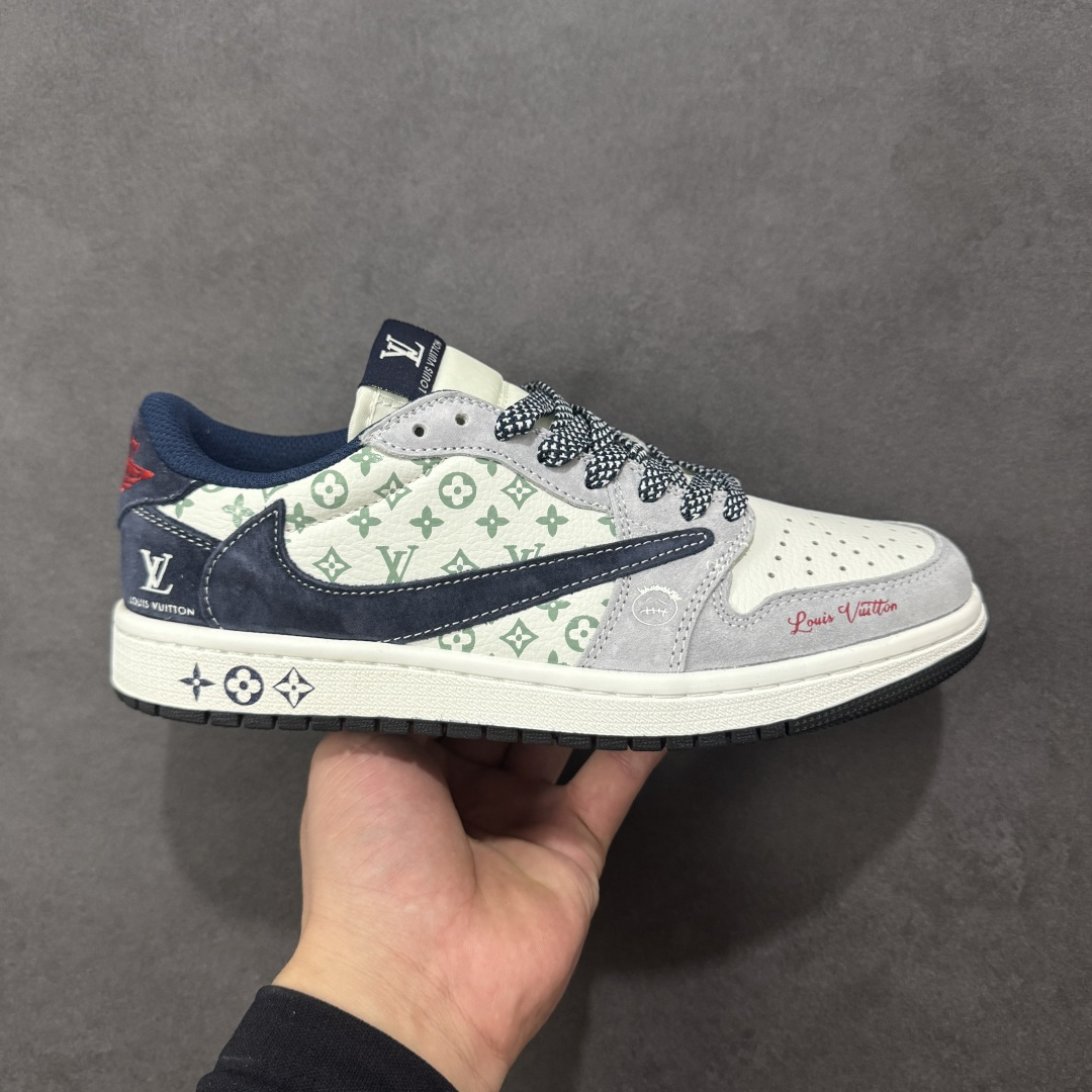 【定制版】Travis Scott x Fragment Design x Jordan Air Jordan 1 Low OG SP “LV联名——会蓝猪八鬼脸” 多方联名合作融合了Travi翻毛蓝勾s Scott 独特的音乐风格,藤原浩个性的设计风格以及Jordan品牌的经典元素 使其成为一双具有独特身份和价值的鞋子 清新而立体的外观加上联名标识更突出了其独特身份 这种配色方案显示出活力和时尚感 在视觉上引人注目 鞋身的质感和细腻的细节处理使其显得高端而格调十足 这款“倒钩”联名是设计与创意完美结合 融合多方的个性风格是一款备受瞩目的潮流鞋款 低帮休闲板鞋 定制鞋盒 大厂纯原品质出货 超高清洁度 皮料切割干净无任何毛边 细节完美 货号:DZ5899-035 尺码:36 36.5 37.5 38 38.5 39 40 40.5 41 42 42.5 43 44 44.5 45 编码:HXSB330340-选品中心