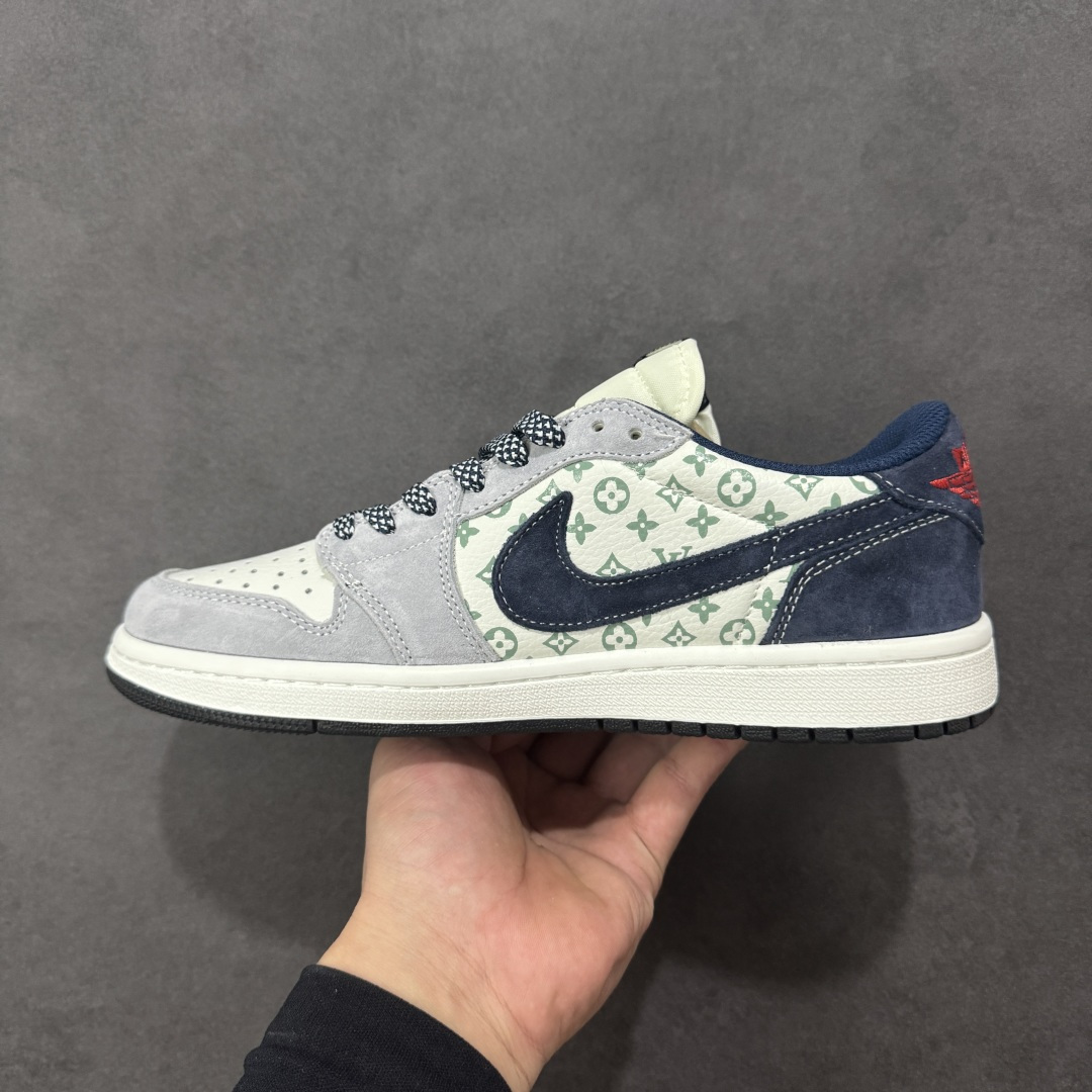 图片[2]-【定制版】Travis Scott x Fragment Design x Jordan Air Jordan 1 Low OG SP “LV联名——会蓝猪八鬼脸” 多方联名合作融合了Travi翻毛蓝勾s Scott 独特的音乐风格，藤原浩个性的设计风格以及Jordan品牌的经典元素 使其成为一双具有独特身份和价值的鞋子 清新而立体的外观加上联名标识更突出了其独特身份 这种配色方案显示出活力和时尚感 在视觉上引人注目 鞋身的质感和细腻的细节处理使其显得高端而格调十足 这款“倒钩”联名是设计与创意完美结合 融合多方的个性风格是一款备受瞩目的潮流鞋款 低帮休闲板鞋 定制鞋盒 大厂纯原品质出货 超高清洁度 皮料切割干净无任何毛边 细节完美 货号：DZ5899-035 尺码：36 36.5 37.5 38 38.5 39 40 40.5 41 42 42.5 43 44 44.5 45 编码：HXSB330340-选品中心