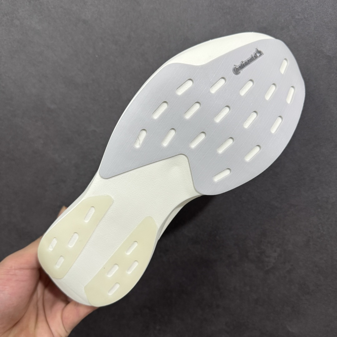 图片[9]-【TD版本】AD Adizero EVO SL 二代 马拉松竞速专业跑鞋 JR2022 针织网面非常轻薄 纤维间的缝隙很大 可以保证跑步时的透气、排汗效果 鞋舌直接与两侧的内衬和鞋底连接在一起 在跑步过程中不会被鞋舌的左右移动所困扰 在标准鞋带孔的基础上再拓宽一组鞋带孔 适合不同脚型的需求 突破性 EnergyRods 技术，有助于跑者实现更好的成绩 中底独特的LIGHTSTRIKE PRO泡棉材质 微弹感觉在跑步过程中给予了良好的支撑体验 对于顶级精英和高水平进阶跑者来说 ADIOS PRO是一双值得信赖的竞速比赛用鞋 尺码：36 36.5 37.5 38 38.5 39 40 40.5 41 42 42.5 43 44 44.5 45-选品中心