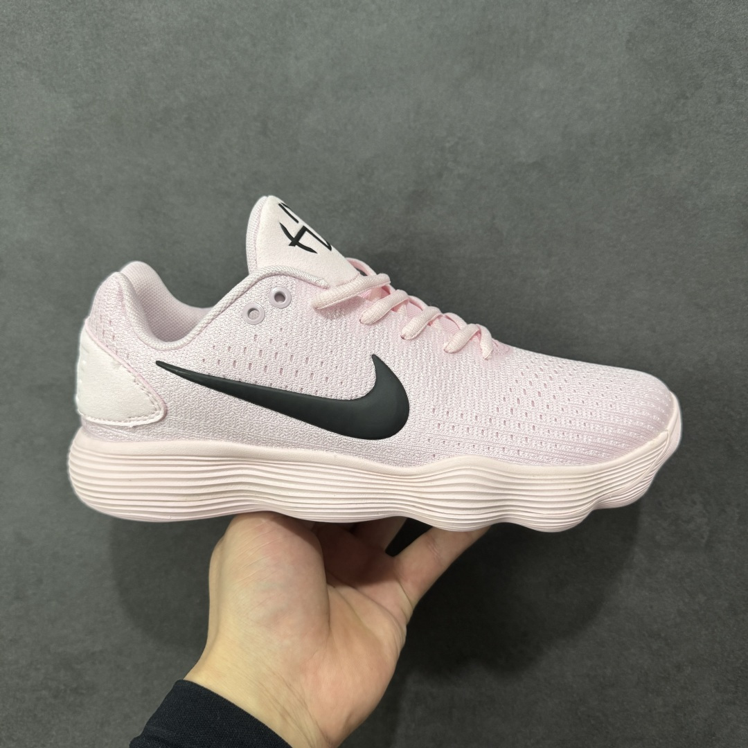 【公司级】Nike React Hyperdunk 2017 Low EP 全新配色 Nike Hyperdunk 2017, 鞋子按鞋面材质共分为编织FK版本和工程网面版本两个版本,编织版本的外观更具前卫感,鞋面采用了更加结实耐用的Flyknit打造,在最容易受到冲击的鞋头部分选用了TPU线材,保证支撑性,鞋身的脚踝处并没有延续上代的袜套设计,而是采用了独特的开窗式鞋领设计,不仅方便穿脱还增加了脚踝的灵活性;工程网面版本的Mesh材质鞋面舒适透气,霸气的大swoosh再度回归鞋面,不过取消了惯用的飞线科技;在缓震方面,使用了全新的React泡棉缓震技术,脚感更加全 面柔和 货号:IM3368-606 尺码:36 36.5 37.5 38 38.5 39 40 40.5 41 42 42.5 43 44 44.5 45 46 编码:LNHA220230-选品中心