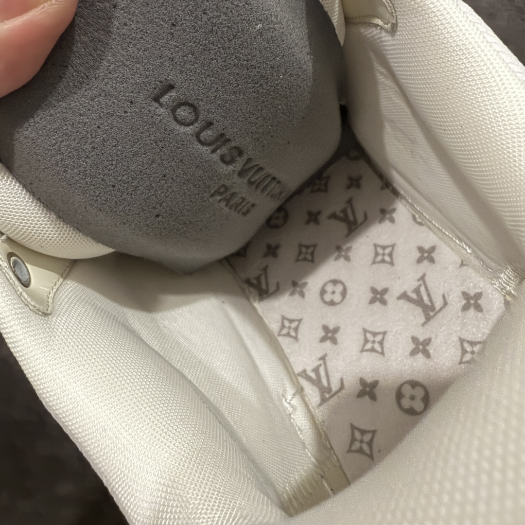 图片[9]-【佛山顶级超A版】Louis Vuitton LV Skate系列 白蓝 仓库现货 当天可取 佛山超A私人订单 专柜混卖零售专供 所有配色均为购买原版复刻 整体版型 皮料 市场独一无二 后跟版型都可以自行对比[机智]吊打市场所有货 怒甩十条街，欢迎拿市场各大工厂的货来对比！ 鞋舌烫金超正 压印程度秒杀市面90%以上的高端货 新配色陆续开发出货 尺码：39-46-选品中心