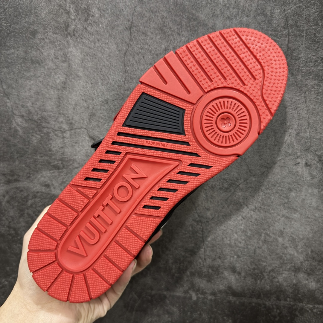 图片[9]-【莞产YS版本】Louis Vuitton Trainer lv时装走秀运动鞋 完美鞋型超高的清洁度 零毛边线头瑕疵 全套原楦原纸版原鞋开模 全网最具灵魂的版型 正确原装黄色鞋盒 正确中底印花 鞋面印花3D高频深度立体 全鞋电脑针车 紧密相连 针距密度一致 环保乳胶注塑鞋垫 厚度脚感还原原版 皮面裁剪部位 统一油边封口工艺 原装橡胶大底含胶量大底组合零偏差 专柜全套包装 防尘袋 说明书 质保卡 男女鞋 尺码： 39 40 41 42 43 44 45-选品中心