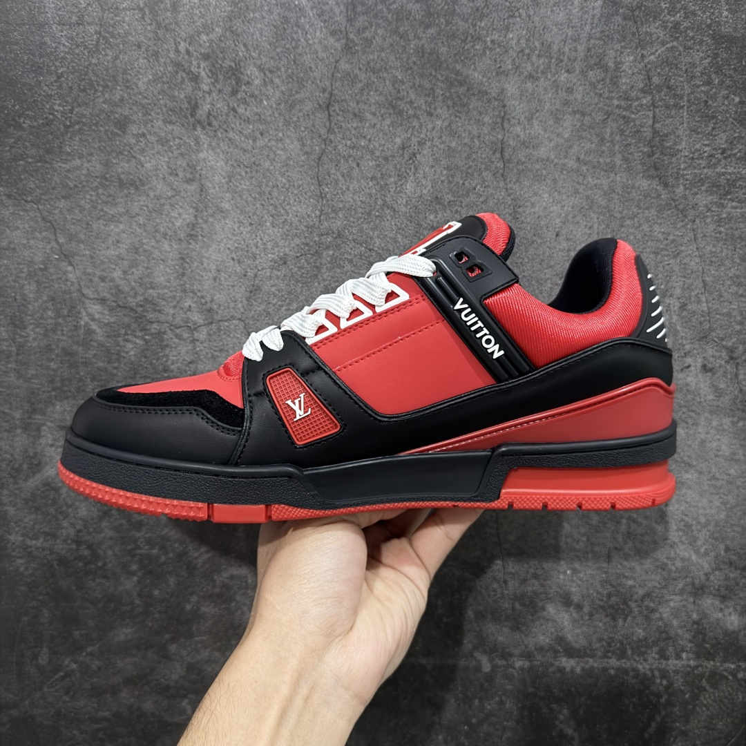 图片[2]-【莞产YS版本】Louis Vuitton Trainer lv时装走秀运动鞋 完美鞋型超高的清洁度 零毛边线头瑕疵 全套原楦原纸版原鞋开模 全网最具灵魂的版型 正确原装黄色鞋盒 正确中底印花 鞋面印花3D高频深度立体 全鞋电脑针车 紧密相连 针距密度一致 环保乳胶注塑鞋垫 厚度脚感还原原版 皮面裁剪部位 统一油边封口工艺 原装橡胶大底含胶量大底组合零偏差 专柜全套包装 防尘袋 说明书 质保卡 男女鞋 尺码： 39 40 41 42 43 44 45-选品中心