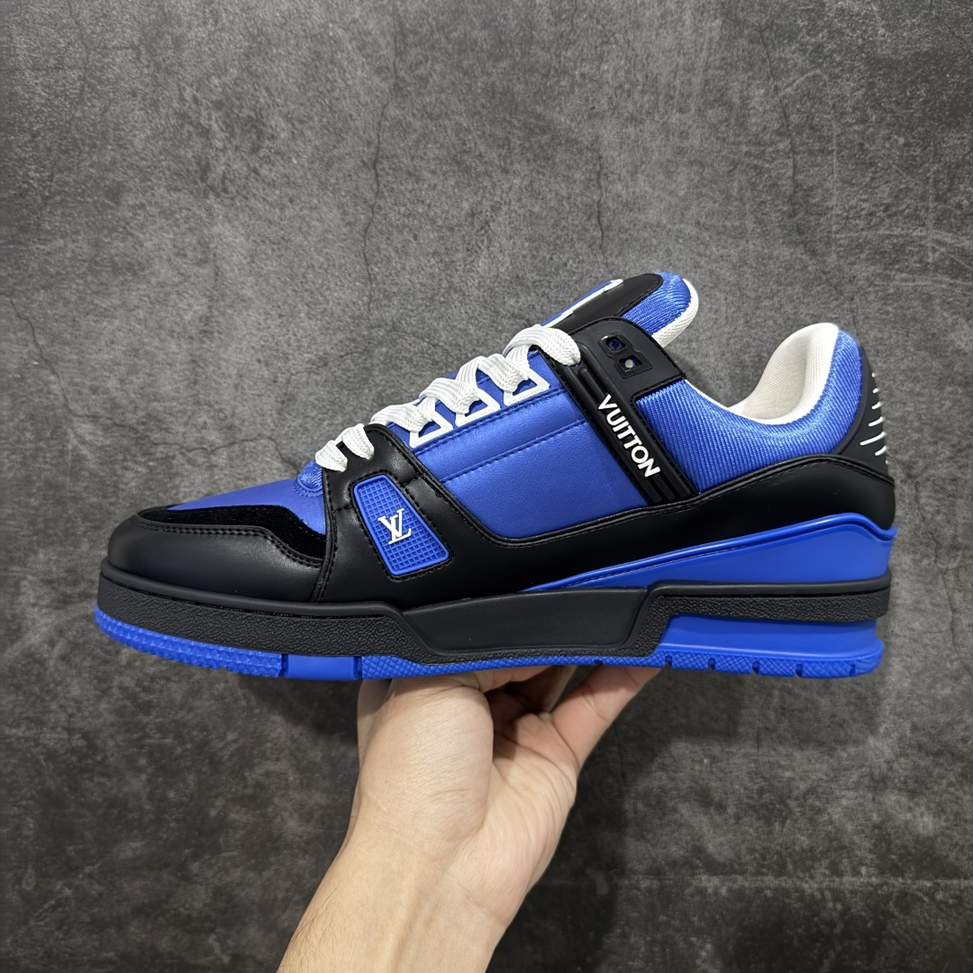 图片[2]-【莞产YS版本】Louis Vuitton Trainer lv时装走秀运动鞋 完美鞋型超高的清洁度 零毛边线头瑕疵 全套原楦原纸版原鞋开模 全网最具灵魂的版型 正确原装黄色鞋盒 正确中底印花 鞋面印花3D高频深度立体 全鞋电脑针车 紧密相连 针距密度一致 环保乳胶注塑鞋垫 厚度脚感还原原版 皮面裁剪部位 统一油边封口工艺 原装橡胶大底含胶量大底组合零偏差 专柜全套包装 防尘袋 说明书 质保卡 男女鞋 尺码： 39 40 41 42 43 44 45-选品中心