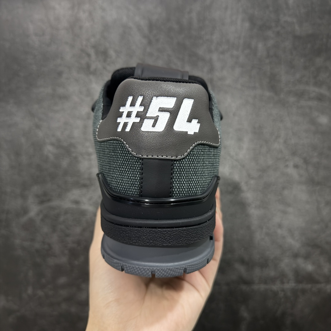 图片[4]-【莞产YS版本】Louis Vuitton Trainer lv时装走秀运动鞋 完美鞋型超高的清洁度 零毛边线头瑕疵 全套原楦原纸版原鞋开模 全网最具灵魂的版型 正确原装黄色鞋盒 正确中底印花 鞋面印花3D高频深度立体 全鞋电脑针车 紧密相连 针距密度一致 环保乳胶注塑鞋垫 厚度脚感还原原版 皮面裁剪部位 统一油边封口工艺 原装橡胶大底含胶量大底组合零偏差 专柜全套包装 防尘袋 说明书 质保卡 男女鞋 尺码： 39 40 41 42 43 44 45-选品中心