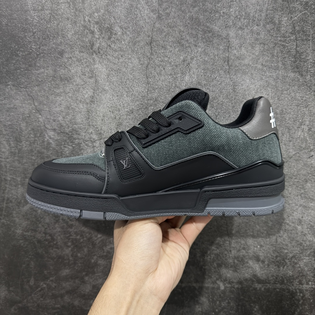 图片[2]-【莞产YS版本】Louis Vuitton Trainer lv时装走秀运动鞋 完美鞋型超高的清洁度 零毛边线头瑕疵 全套原楦原纸版原鞋开模 全网最具灵魂的版型 正确原装黄色鞋盒 正确中底印花 鞋面印花3D高频深度立体 全鞋电脑针车 紧密相连 针距密度一致 环保乳胶注塑鞋垫 厚度脚感还原原版 皮面裁剪部位 统一油边封口工艺 原装橡胶大底含胶量大底组合零偏差 专柜全套包装 防尘袋 说明书 质保卡 男女鞋 尺码： 39 40 41 42 43 44 45-选品中心