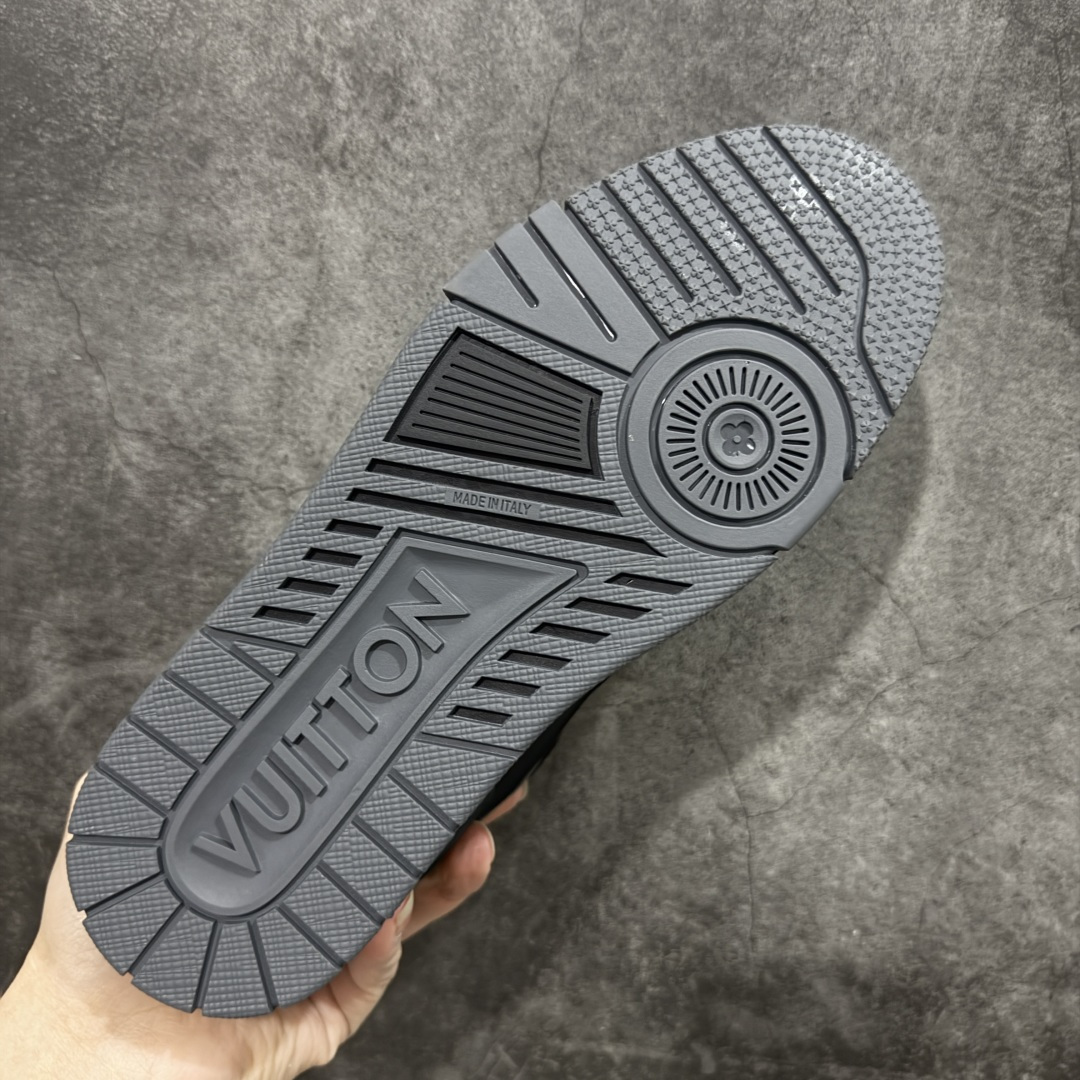 图片[9]-【莞产YS版本】Louis Vuitton Trainer lv时装走秀运动鞋 完美鞋型超高的清洁度 零毛边线头瑕疵 全套原楦原纸版原鞋开模 全网最具灵魂的版型 正确原装黄色鞋盒 正确中底印花 鞋面印花3D高频深度立体 全鞋电脑针车 紧密相连 针距密度一致 环保乳胶注塑鞋垫 厚度脚感还原原版 皮面裁剪部位 统一油边封口工艺 原装橡胶大底含胶量大底组合零偏差 专柜全套包装 防尘袋 说明书 质保卡 男女鞋 尺码： 39 40 41 42 43 44 45-选品中心