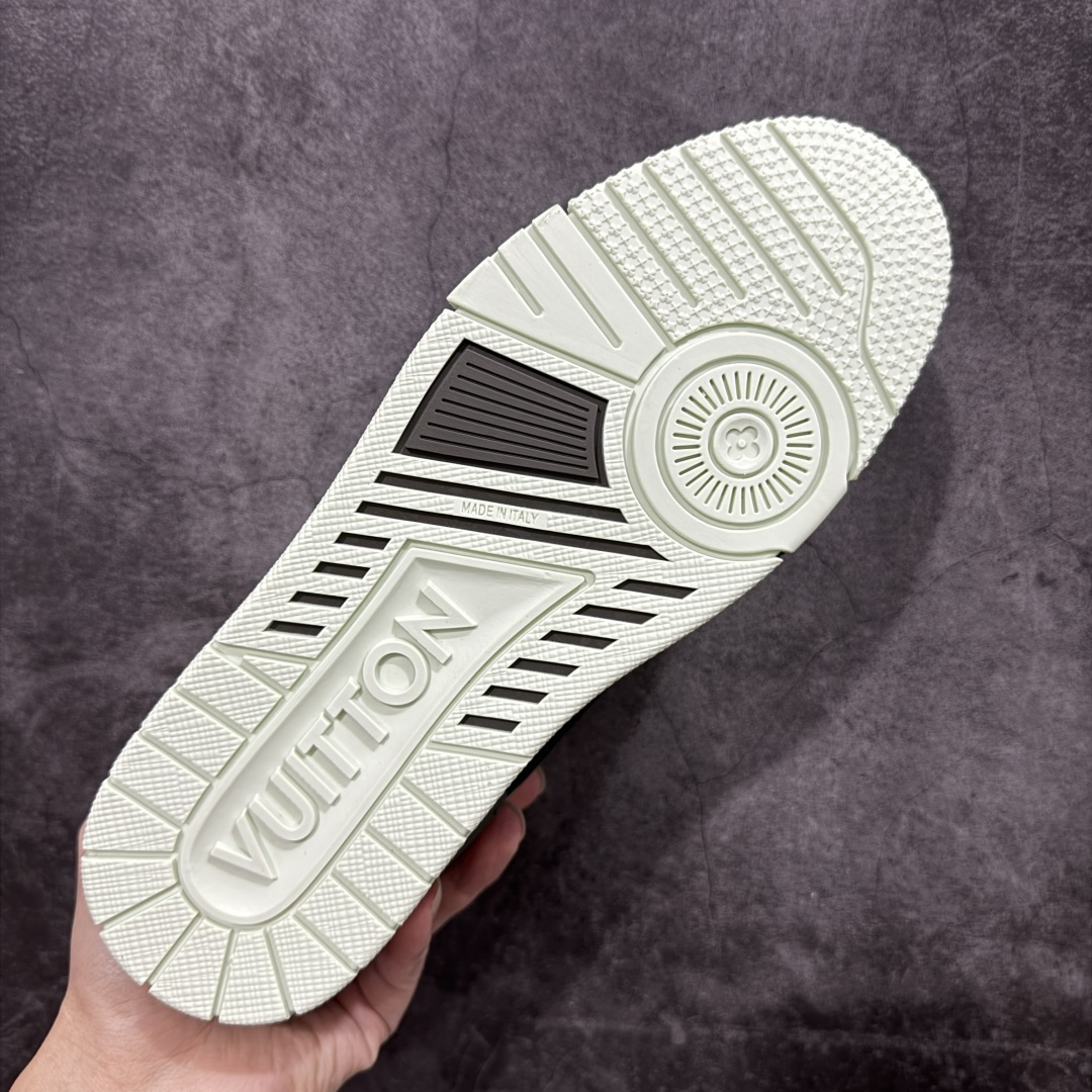 图片[9]-【莞产YS版本】Louis Vuitton Trainer lv时装走秀运动鞋 完美鞋型超高的清洁度 零毛边线头瑕疵 全套原楦原纸版原鞋开模 全网最具灵魂的版型 正确原装黄色鞋盒 正确中底印花 鞋面印花3D高频深度立体 全鞋电脑针车 紧密相连 针距密度一致 环保乳胶注塑鞋垫 厚度脚感还原原版 皮面裁剪部位 统一油边封口工艺 原装橡胶大底含胶量大底组合零偏差 专柜全套包装 防尘袋 说明书 质保卡 男女鞋 尺码： 39 40 41 42 43 44 45-选品中心