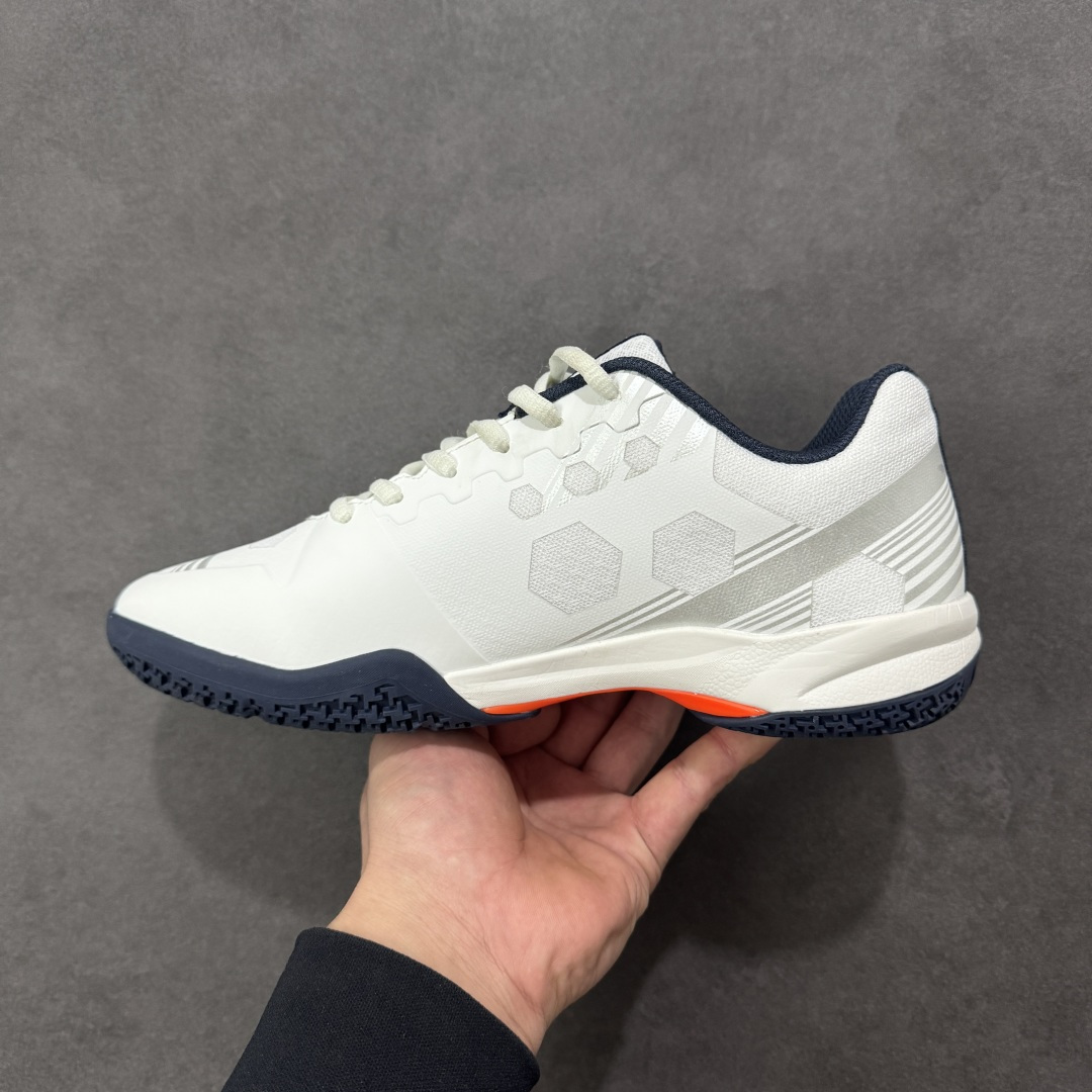 图片[2]-【公司级】YONEX尤尼克斯 系列专业运动鞋 羽毛球鞋 YONEX尤尼克斯搭载Power Cushion+技术 能将冲击力转化为向前动力缓震 性能提升37% 能量反馈增强42% 有效保护关节并提升启动速度 采用石墨技术和TPU抗扭系统 提升横向稳定性和抗扭性 在快速变向时提供坚实支撑 仿生学防滑设计 在木地板和塑胶场地都能提供优异抓地力 急停急转时稳如泰山 一体鞋舌和非对称鞋面设计紧密贴合脚部 运动时脚部不易滑动 增强稳定性 尺码： 36 37 37.5 38 39 39.5 40 40.5 41 42 43 44 45-选品中心