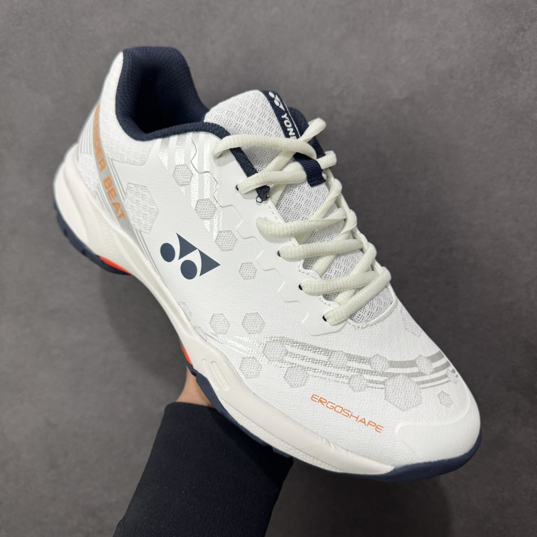 图片[3]-【公司级】YONEX尤尼克斯 系列专业运动鞋 羽毛球鞋 YONEX尤尼克斯搭载Power Cushion+技术 能将冲击力转化为向前动力缓震 性能提升37% 能量反馈增强42% 有效保护关节并提升启动速度 采用石墨技术和TPU抗扭系统 提升横向稳定性和抗扭性 在快速变向时提供坚实支撑 仿生学防滑设计 在木地板和塑胶场地都能提供优异抓地力 急停急转时稳如泰山 一体鞋舌和非对称鞋面设计紧密贴合脚部 运动时脚部不易滑动 增强稳定性 尺码： 36 37 37.5 38 39 39.5 40 40.5 41 42 43 44 45-选品中心