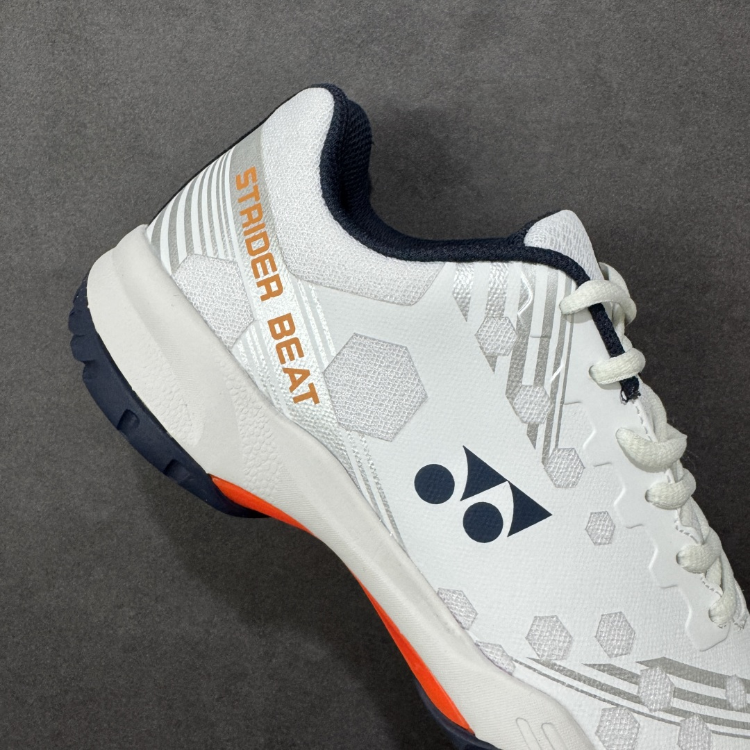 图片[6]-【公司级】YONEX尤尼克斯 系列专业运动鞋 羽毛球鞋 YONEX尤尼克斯搭载Power Cushion+技术 能将冲击力转化为向前动力缓震 性能提升37% 能量反馈增强42% 有效保护关节并提升启动速度 采用石墨技术和TPU抗扭系统 提升横向稳定性和抗扭性 在快速变向时提供坚实支撑 仿生学防滑设计 在木地板和塑胶场地都能提供优异抓地力 急停急转时稳如泰山 一体鞋舌和非对称鞋面设计紧密贴合脚部 运动时脚部不易滑动 增强稳定性 尺码： 36 37 37.5 38 39 39.5 40 40.5 41 42 43 44 45-选品中心