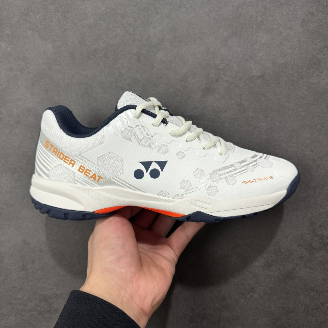 【公司级】YONEX尤尼克斯 系列专业运动鞋 羽毛球鞋 YONEX尤尼克斯搭载Power Cushion+技术 能将冲击力转化为向前动力缓震 性能提升37% 能量反馈增强42% 有效保护关节并提升启动速度 采用石墨技术和TPU抗扭系统 提升横向稳定性和抗扭性 在快速变向时提供坚实支撑 仿生学防滑设计 在木地板和塑胶场地都能提供优异抓地力 急停急转时稳如泰山 一体鞋舌和非对称鞋面设计紧密贴合脚部 运动时脚部不易滑动 增强稳定性 尺码: 36 37 37.5 38 39 39.5 40 40.5 41 42 43 44 45-选品中心