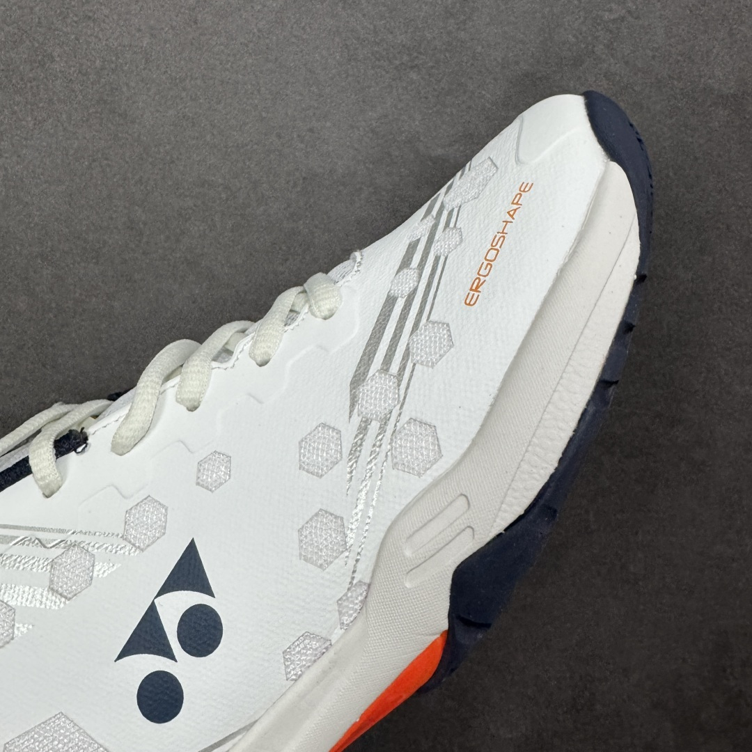 图片[5]-【公司级】YONEX尤尼克斯 系列专业运动鞋 羽毛球鞋 YONEX尤尼克斯搭载Power Cushion+技术 能将冲击力转化为向前动力缓震 性能提升37% 能量反馈增强42% 有效保护关节并提升启动速度 采用石墨技术和TPU抗扭系统 提升横向稳定性和抗扭性 在快速变向时提供坚实支撑 仿生学防滑设计 在木地板和塑胶场地都能提供优异抓地力 急停急转时稳如泰山 一体鞋舌和非对称鞋面设计紧密贴合脚部 运动时脚部不易滑动 增强稳定性 尺码： 36 37 37.5 38 39 39.5 40 40.5 41 42 43 44 45-选品中心