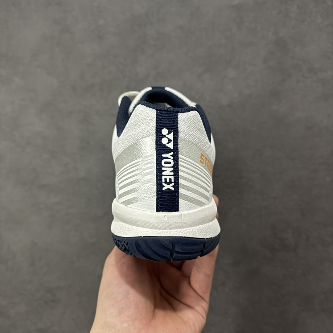 图片[4]-【公司级】YONEX尤尼克斯 系列专业运动鞋 羽毛球鞋 YONEX尤尼克斯搭载Power Cushion+技术 能将冲击力转化为向前动力缓震 性能提升37% 能量反馈增强42% 有效保护关节并提升启动速度 采用石墨技术和TPU抗扭系统 提升横向稳定性和抗扭性 在快速变向时提供坚实支撑 仿生学防滑设计 在木地板和塑胶场地都能提供优异抓地力 急停急转时稳如泰山 一体鞋舌和非对称鞋面设计紧密贴合脚部 运动时脚部不易滑动 增强稳定性 尺码： 36 37 37.5 38 39 39.5 40 40.5 41 42 43 44 45-选品中心