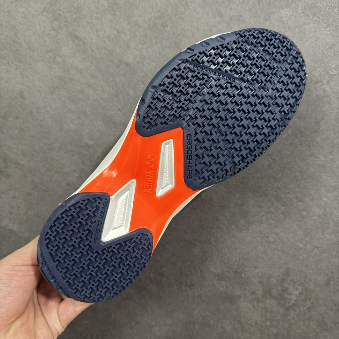 图片[9]-【公司级】YONEX尤尼克斯 系列专业运动鞋 羽毛球鞋 YONEX尤尼克斯搭载Power Cushion+技术 能将冲击力转化为向前动力缓震 性能提升37% 能量反馈增强42% 有效保护关节并提升启动速度 采用石墨技术和TPU抗扭系统 提升横向稳定性和抗扭性 在快速变向时提供坚实支撑 仿生学防滑设计 在木地板和塑胶场地都能提供优异抓地力 急停急转时稳如泰山 一体鞋舌和非对称鞋面设计紧密贴合脚部 运动时脚部不易滑动 增强稳定性 尺码： 36 37 37.5 38 39 39.5 40 40.5 41 42 43 44 45-选品中心