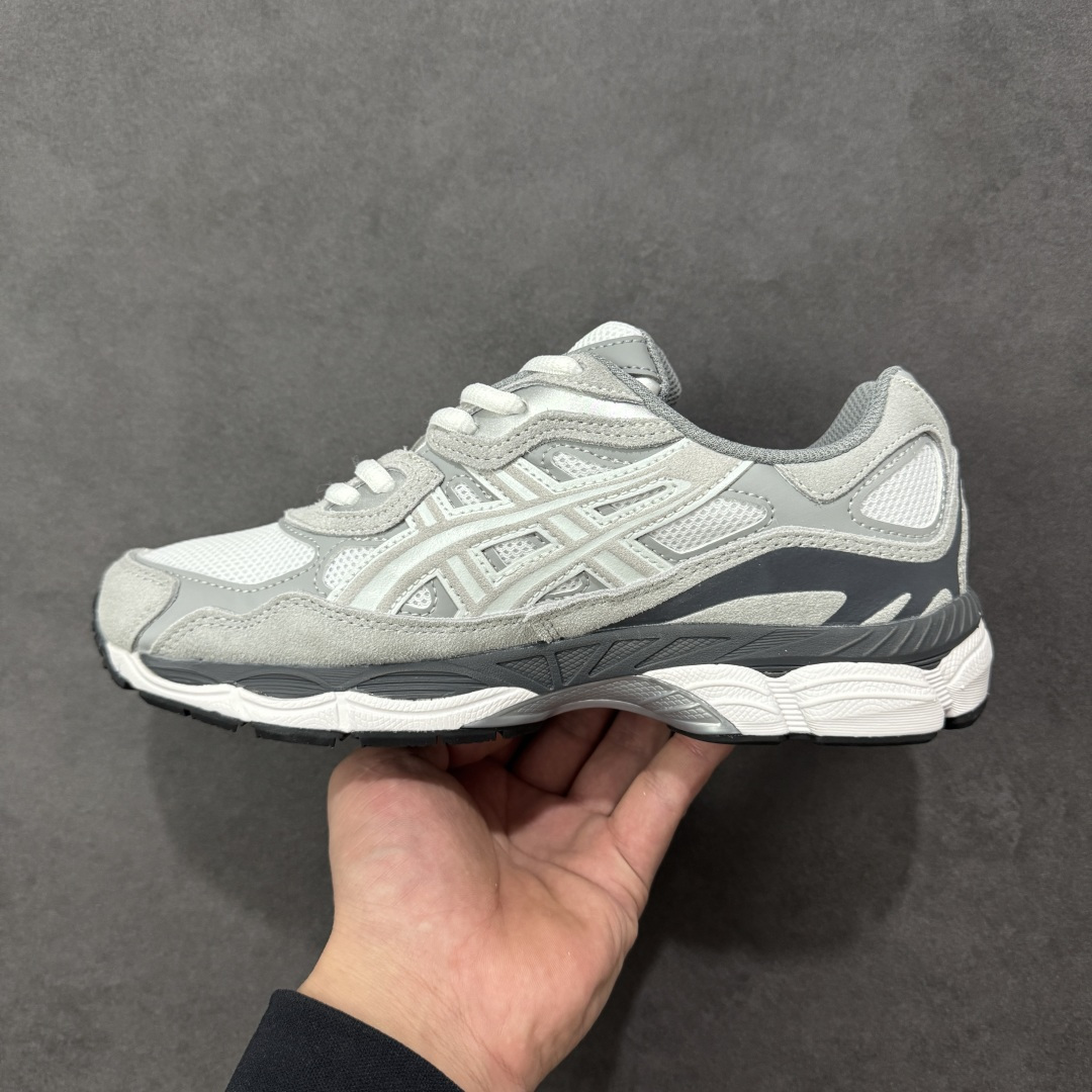 图片[2]-【公司级】Asics Gel-NYC复古单品 亚瑟士ASICSTIGER秋季新款休闲鞋 厚底街头运动休闲鞋 ASICS亚瑟士推出全新GEL-NYC，彰显纽约都市活力 这次的新系列融入了多个版本GEL的经典设计风格，广受好评。其设计灵感来源于GEL-NIMBUS 3,GEL-MC PLUS V 和 GEL-CUMULUS 16 这些往日经典鞋款。GEL-NYC使用GEL-CUMULUS 16鞋款的鞋楦设计,展现了独特的现代化美学。鞋底采用了轻质发泡材料,并在后跟和前掌处采用了ASICS亚瑟士核心科技——GEL缓震胶,赋予鞋款强大的缓冲性能,提供了更柔软舒适的穿着体验。而在原有设计的启发之上,此次鞋款采用更贴合当今潮流趋势的材料和创新技术,展现出纽约充满活力的都市精神。 尺码：36-45-选品中心