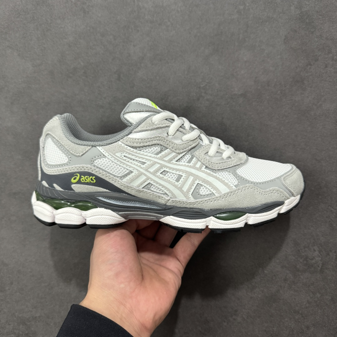 【公司级】Asics Gel-NYC复古单品 亚瑟士ASICSTIGER秋季新款休闲鞋 厚底街头运动休闲鞋 ASICS亚瑟士推出全新GEL-NYC,彰显纽约都市活力 这次的新系列融入了多个版本GEL的经典设计风格,广受好评。其设计灵感来源于GEL-NIMBUS 3,GEL-MC PLUS V 和 GEL-CUMULUS 16 这些往日经典鞋款。GEL-NYC使用GEL-CUMULUS 16鞋款的鞋楦设计,展现了独特的现代化美学。鞋底采用了轻质发泡材料,并在后跟和前掌处采用了ASICS亚瑟士核心科技——GEL缓震胶,赋予鞋款强大的缓冲性能,提供了更柔软舒适的穿着体验。而在原有设计的启发之上,此次鞋款采用更贴合当今潮流趋势的材料和创新技术,展现出纽约充满活力的都市精神。 尺码:36-45-选品中心